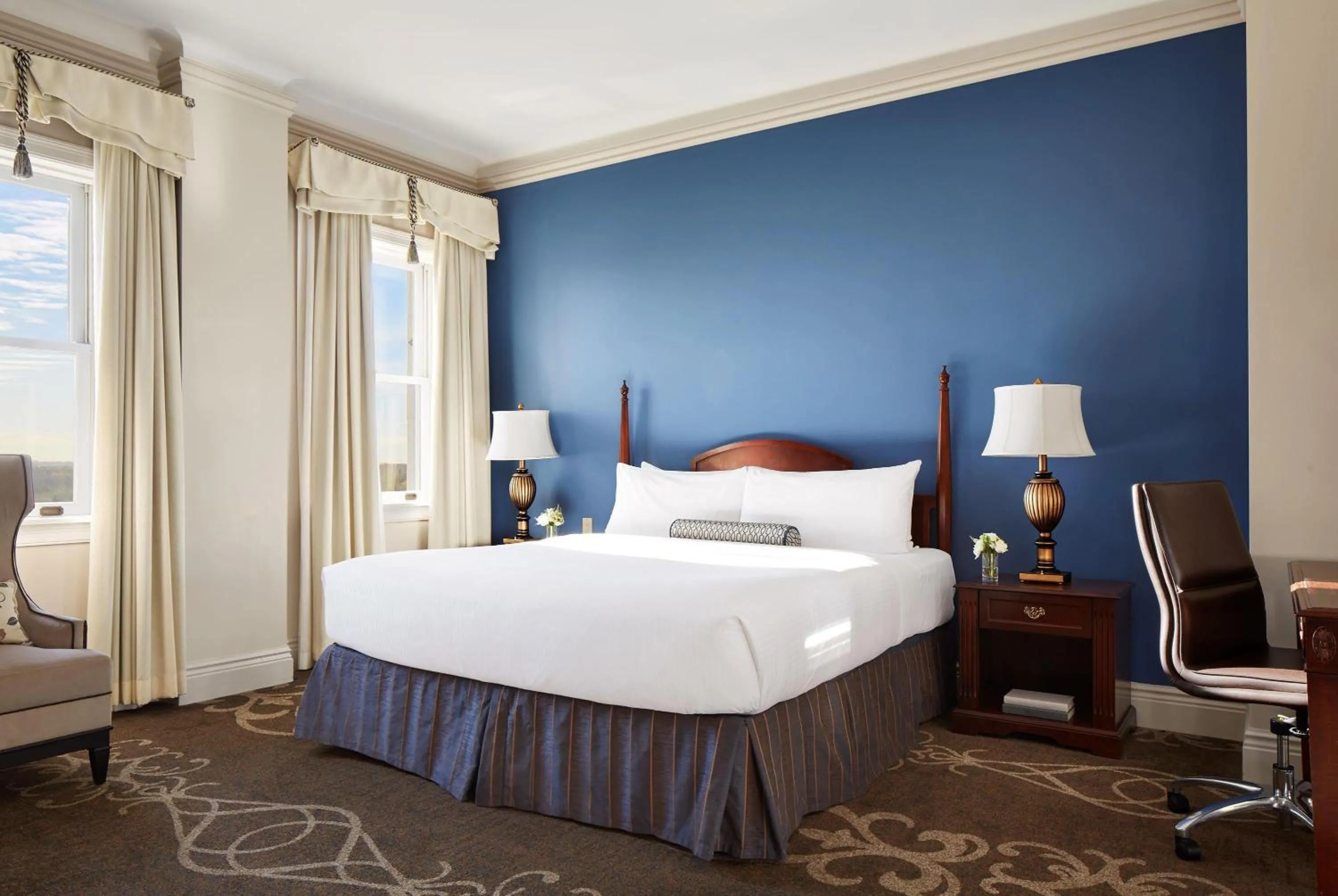 Bedroom, Bed in Fairmont Hotel Macdonald