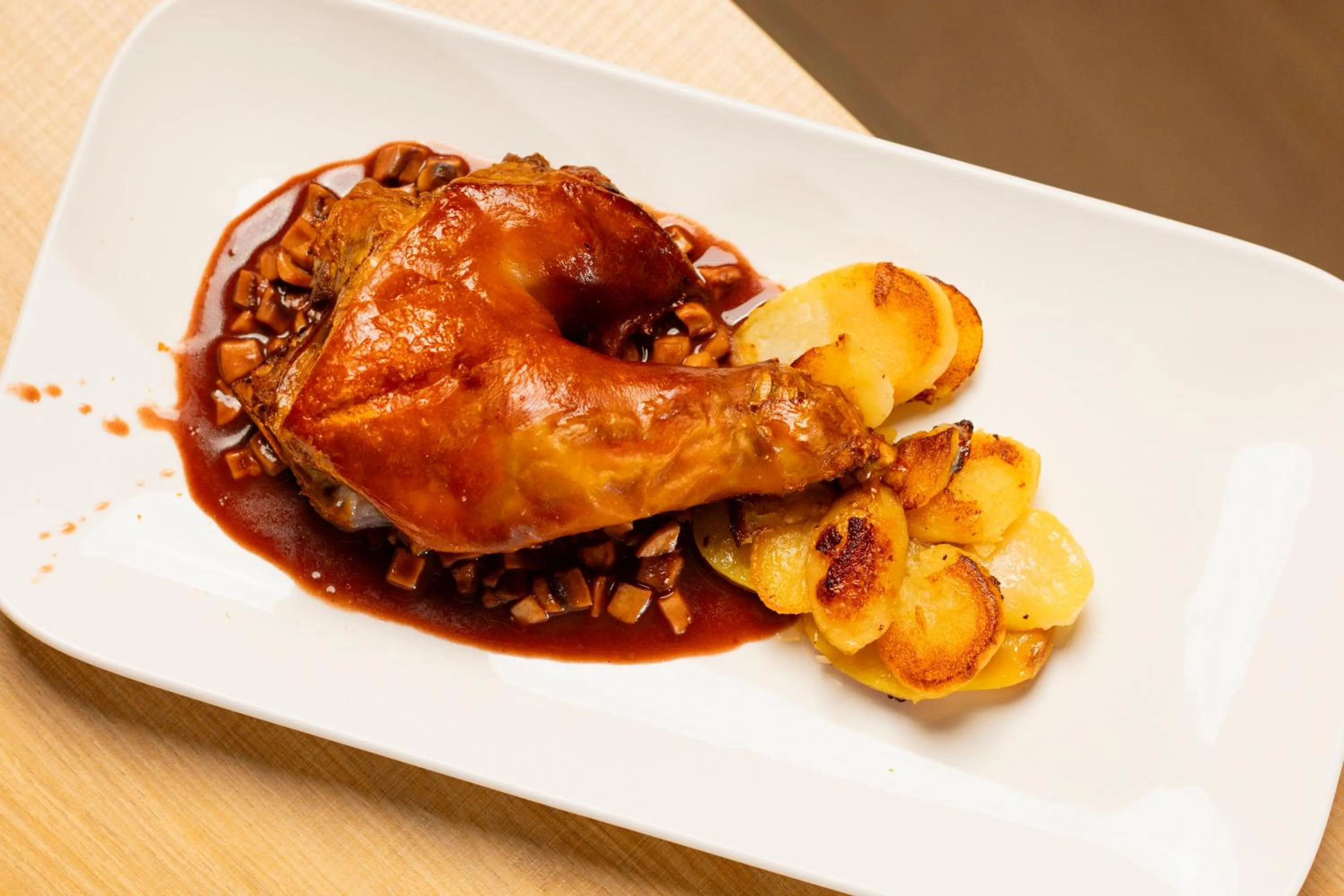 Restaurant/places to eat in Mondragon Hotela