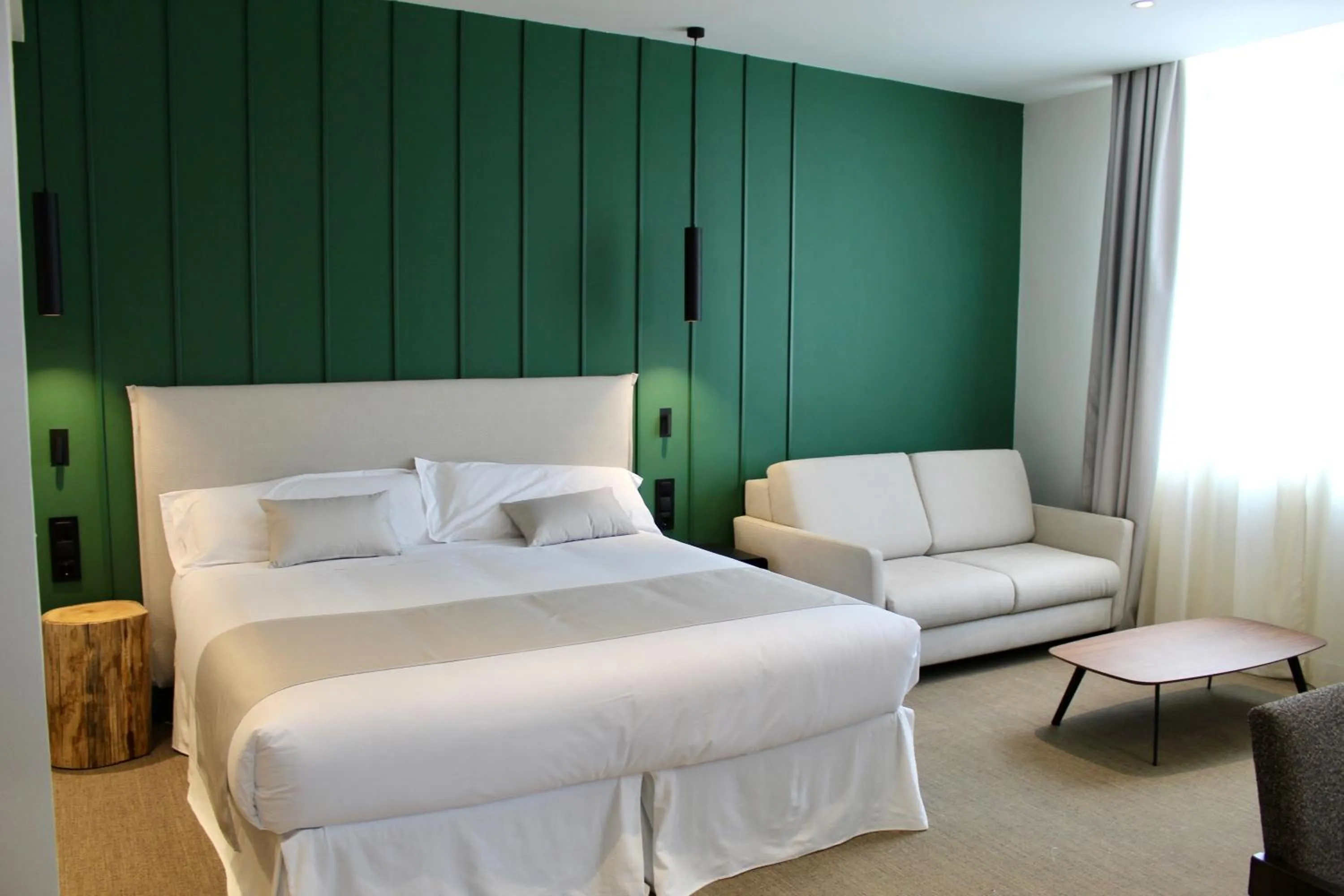 Photo of the whole room, Bed in Mondragon Hotela