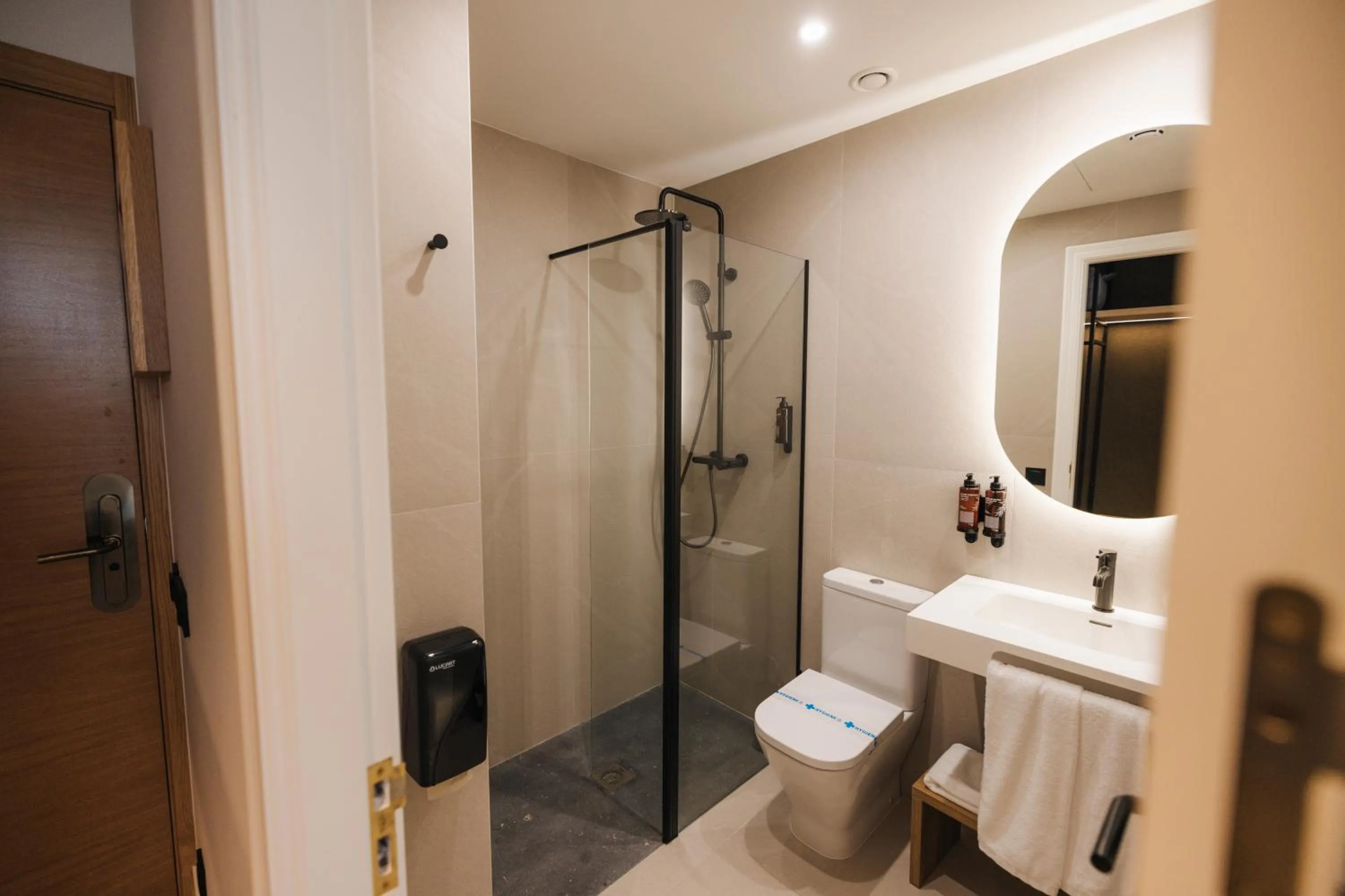 Bathroom in Mondragon Hotela