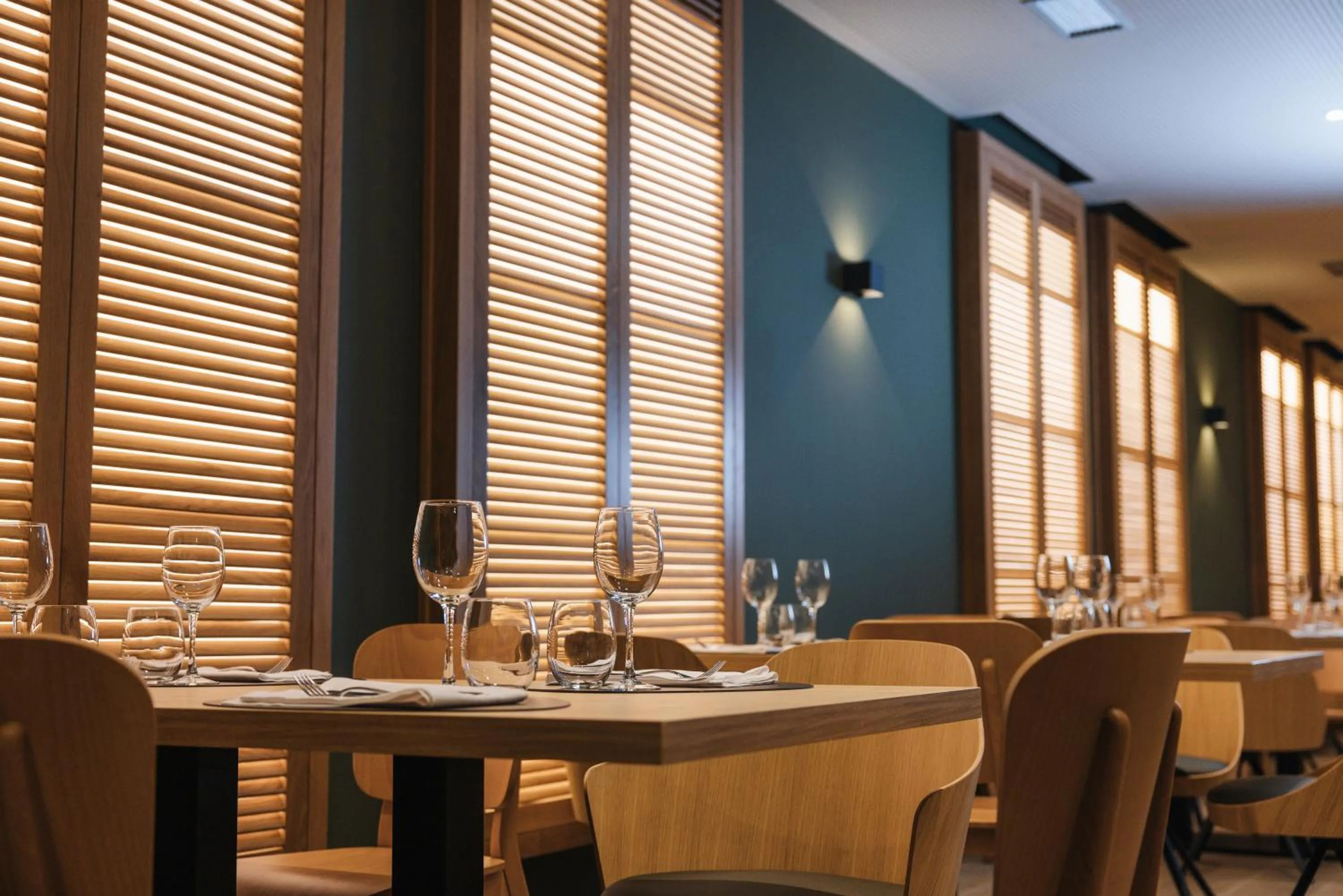 Restaurant/places to eat in Mondragon Hotela