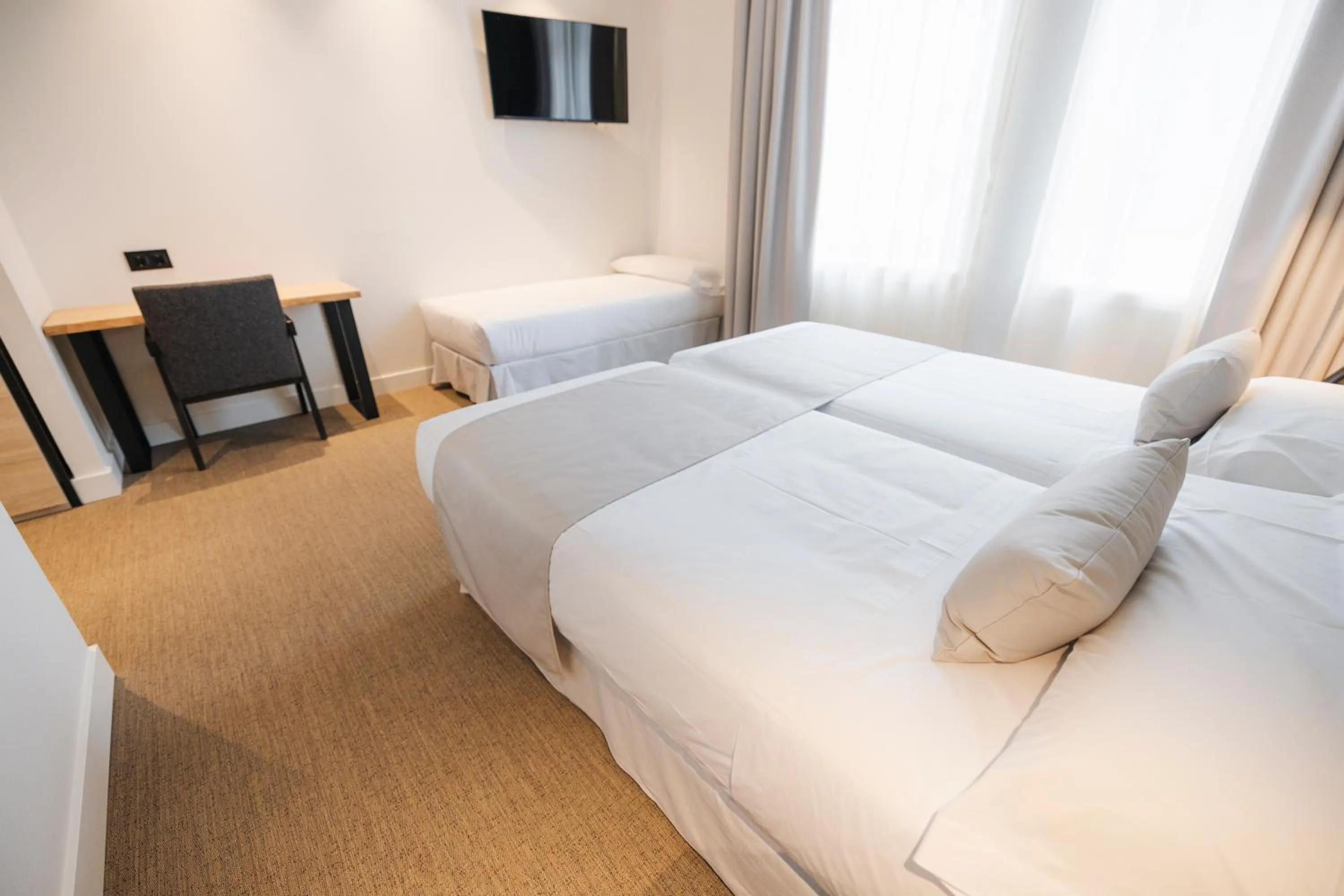 Photo of the whole room, Bed in Mondragon Hotela