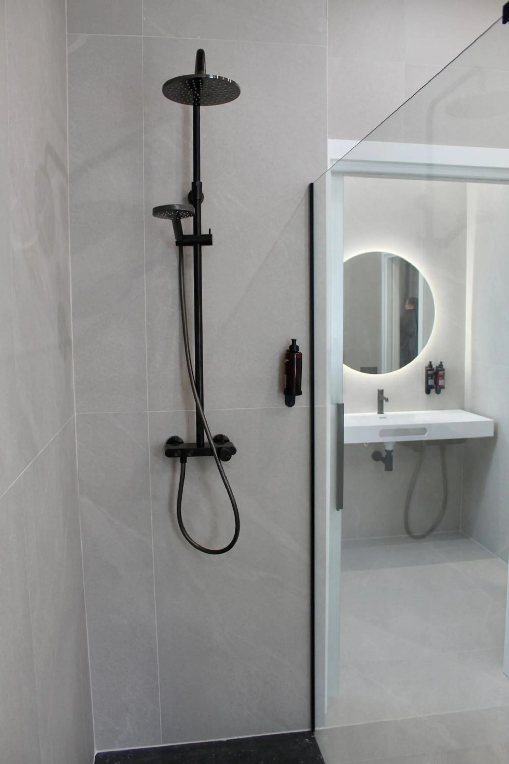 Shower in Mondragon Hotela