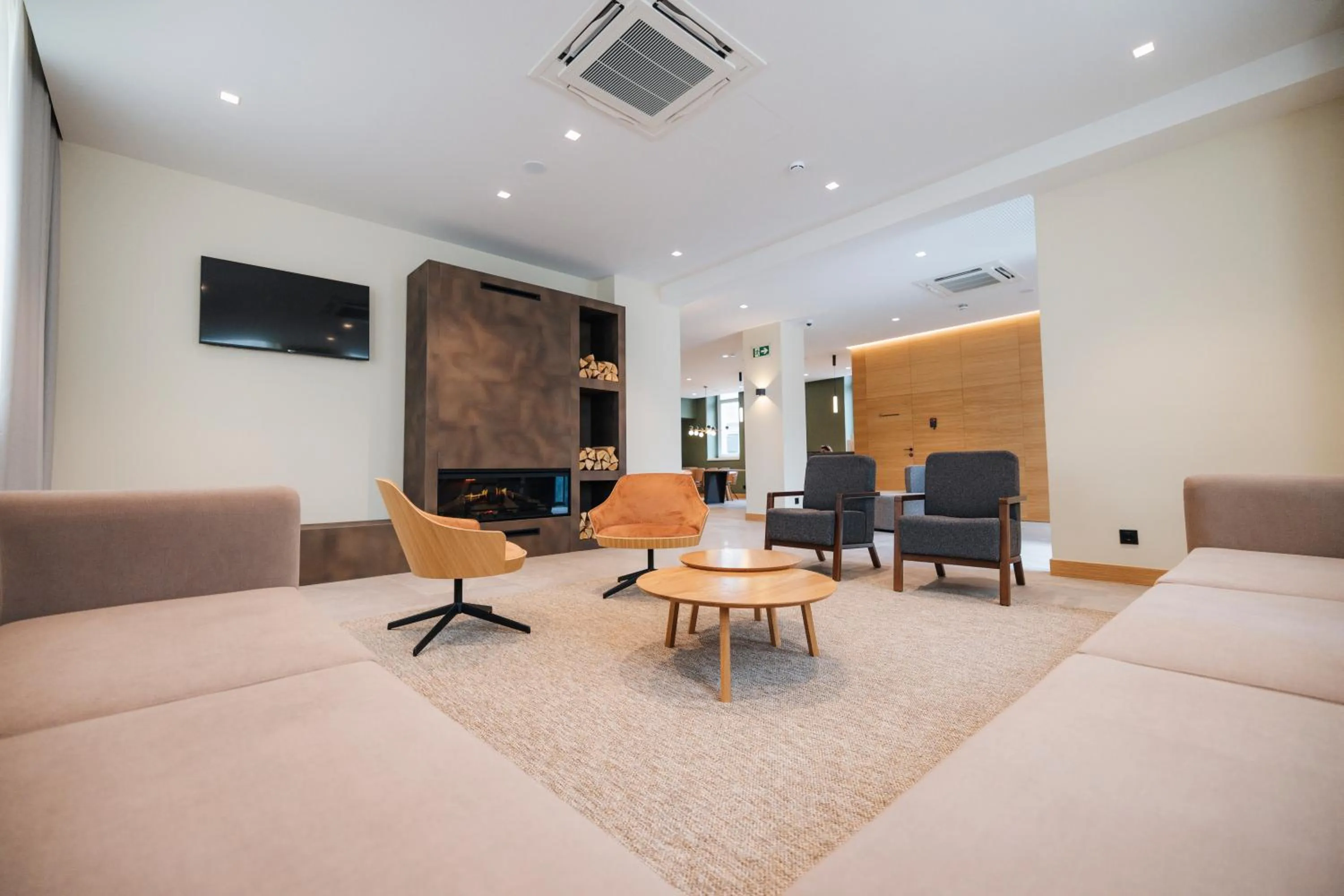 Communal lounge/ TV room in Mondragon Hotela