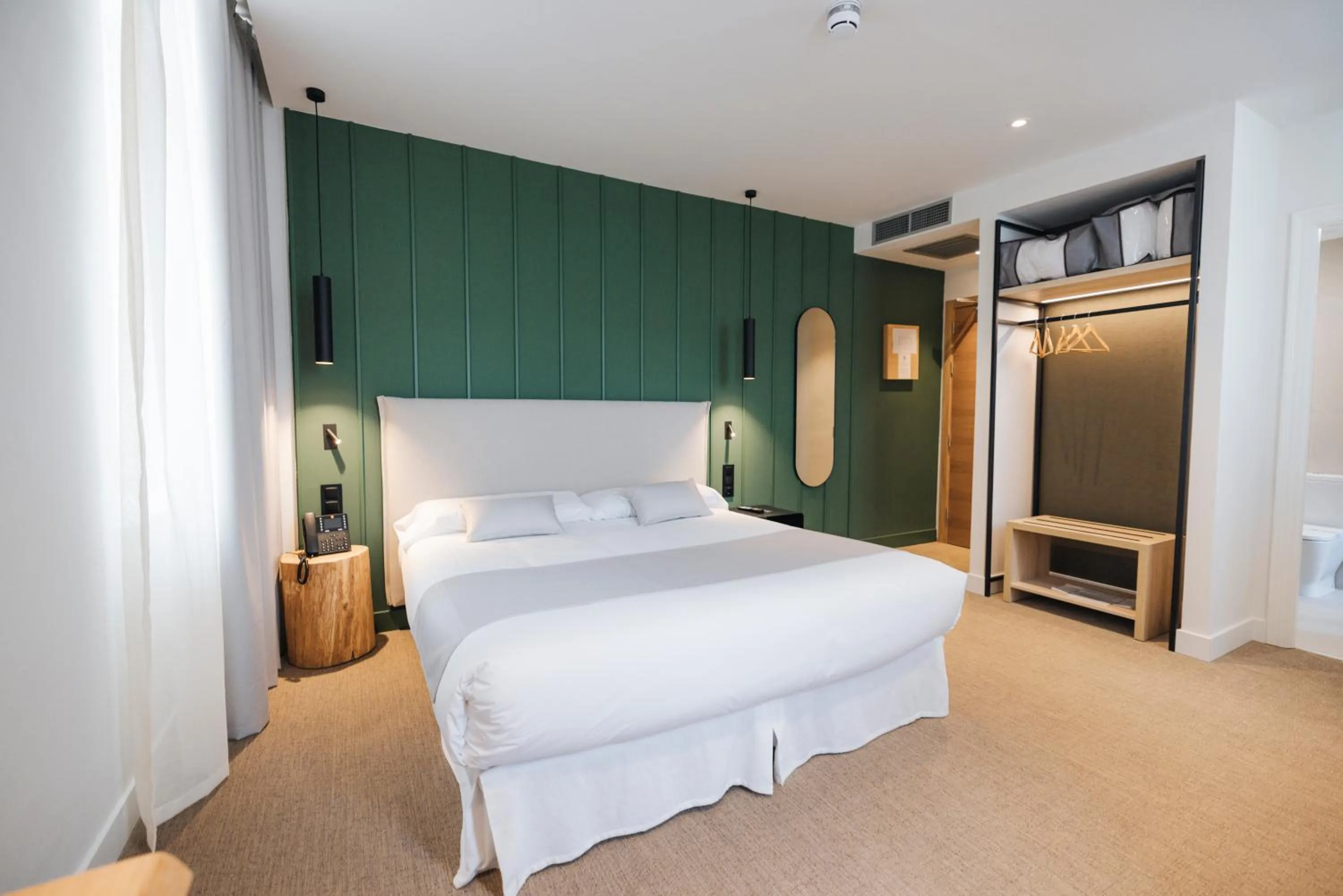 Photo of the whole room, Bed in Mondragon Hotela