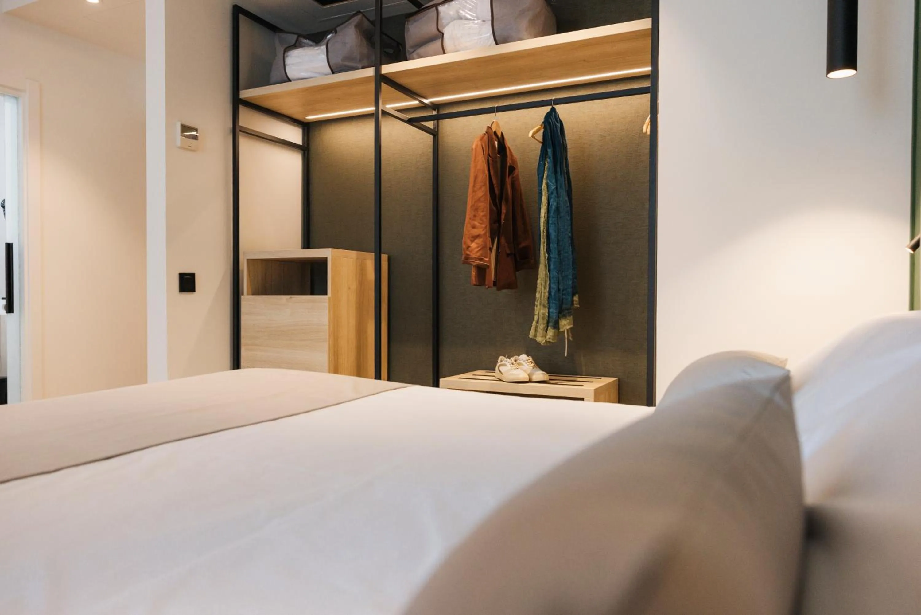 wardrobe, Bed in Mondragon Hotela