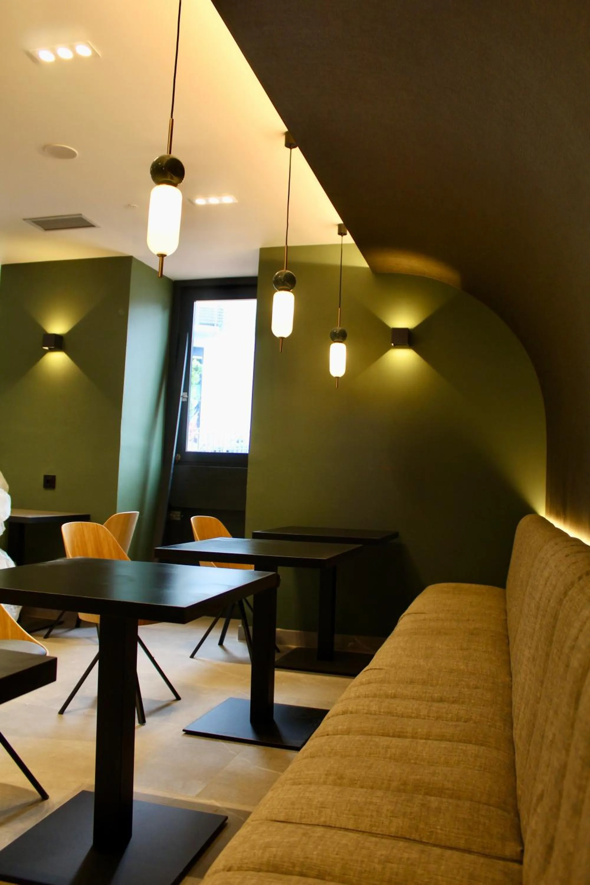 Restaurant/places to eat in Mondragon Hotela