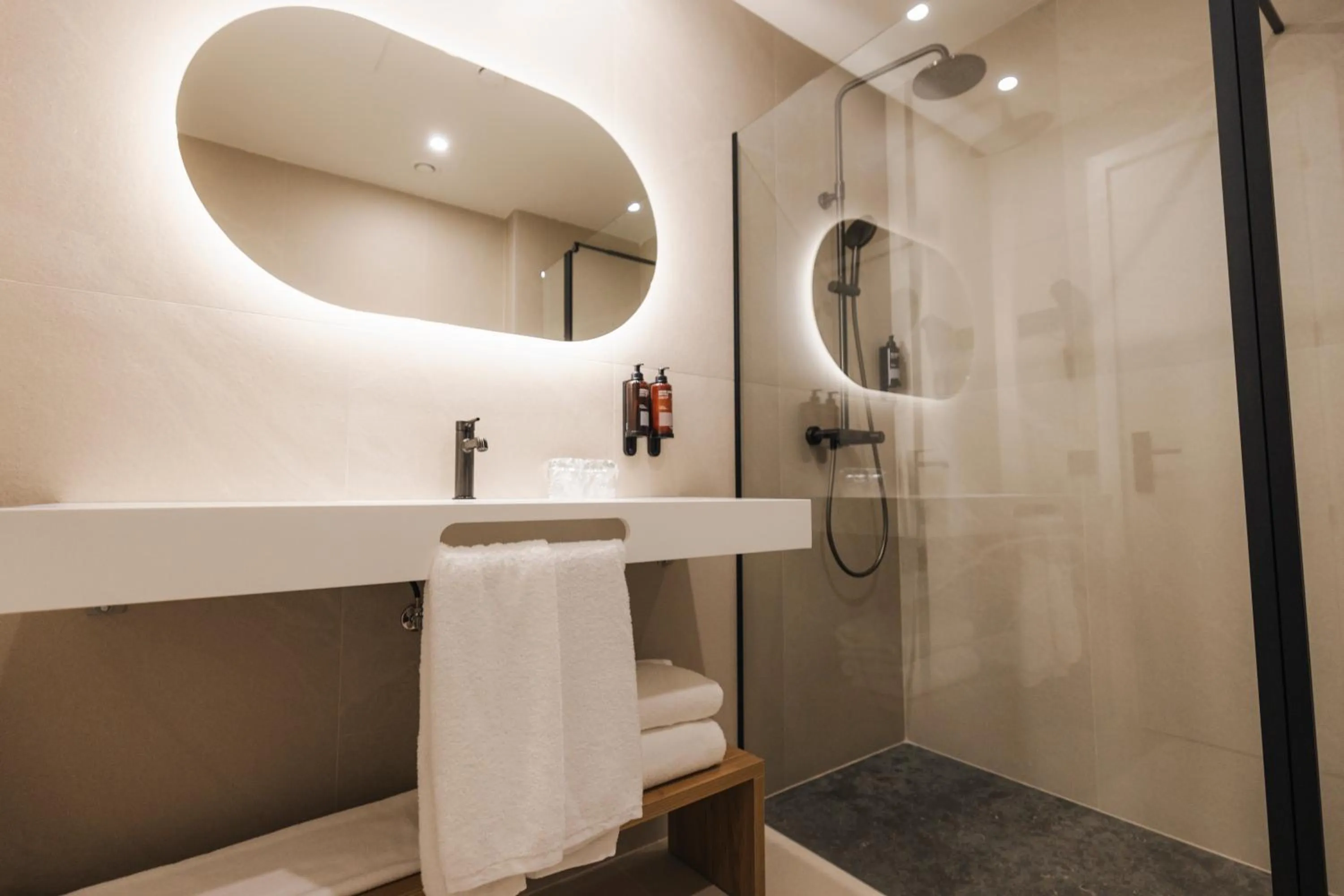 Shower in Mondragon Hotela