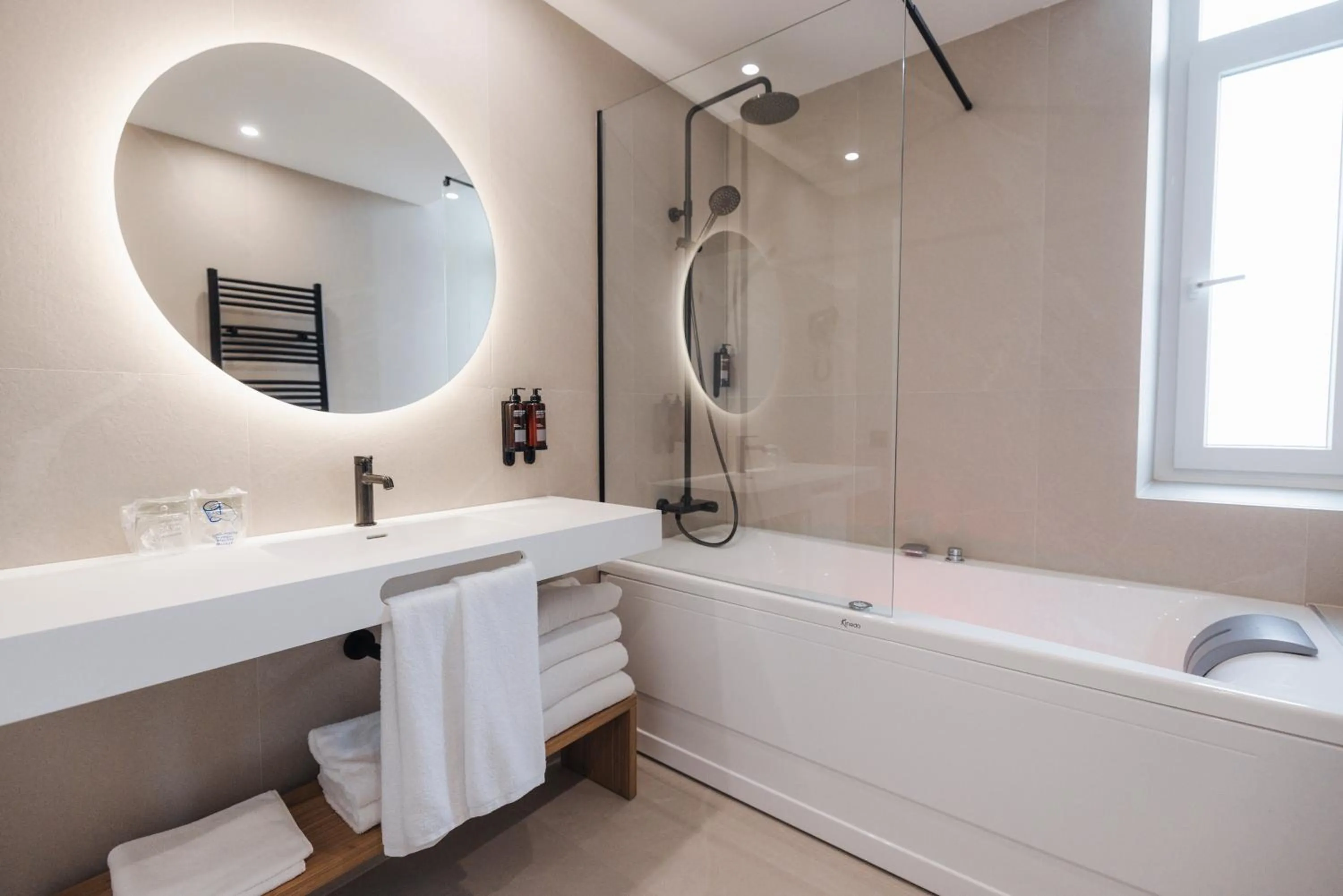 Bathroom in Mondragon Hotela