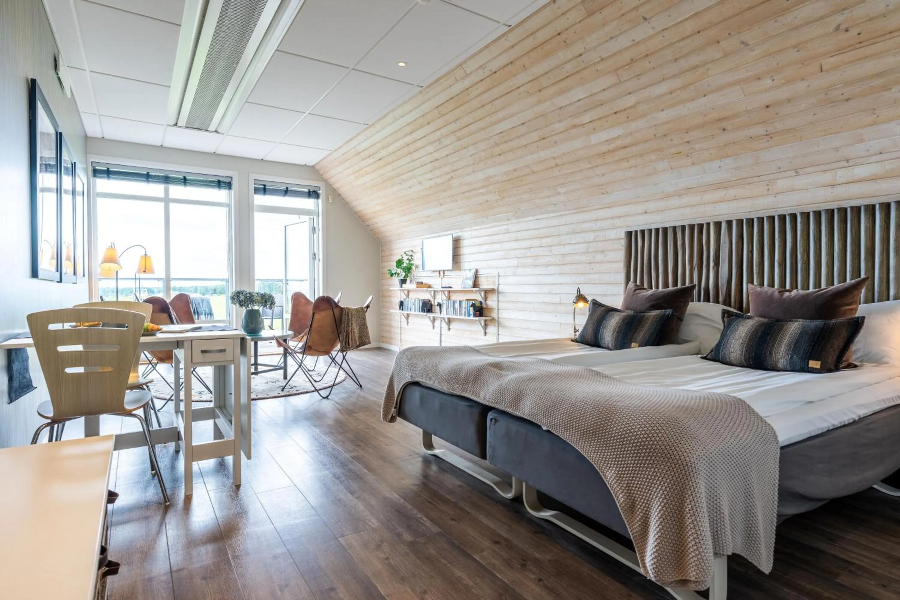 Living room, Bed in Halmstad Golfarena Hotell & Lägenheter