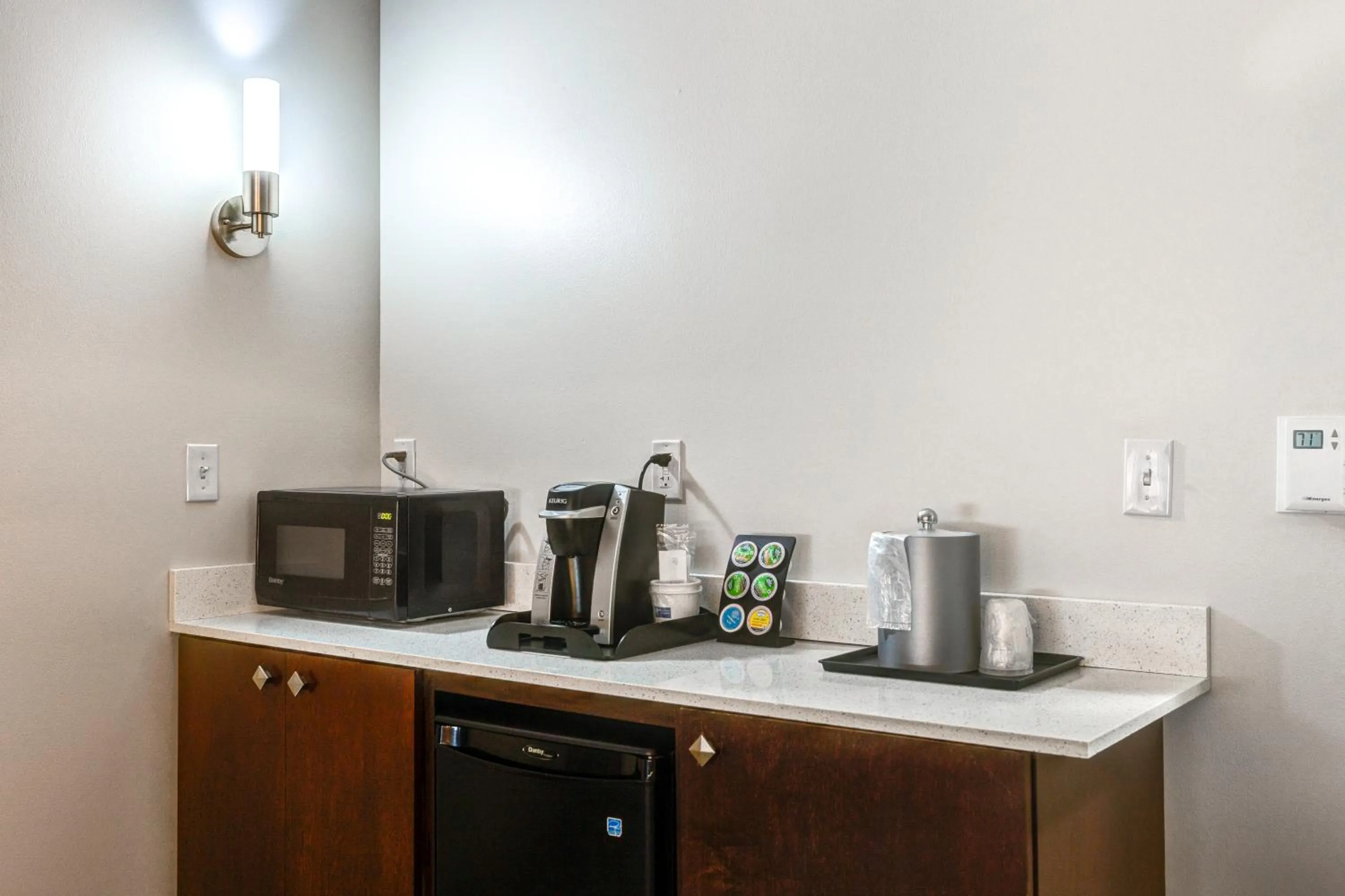 Coffee/tea facilities in Holiday Inn Express Hotel & Suites Salina by IHG