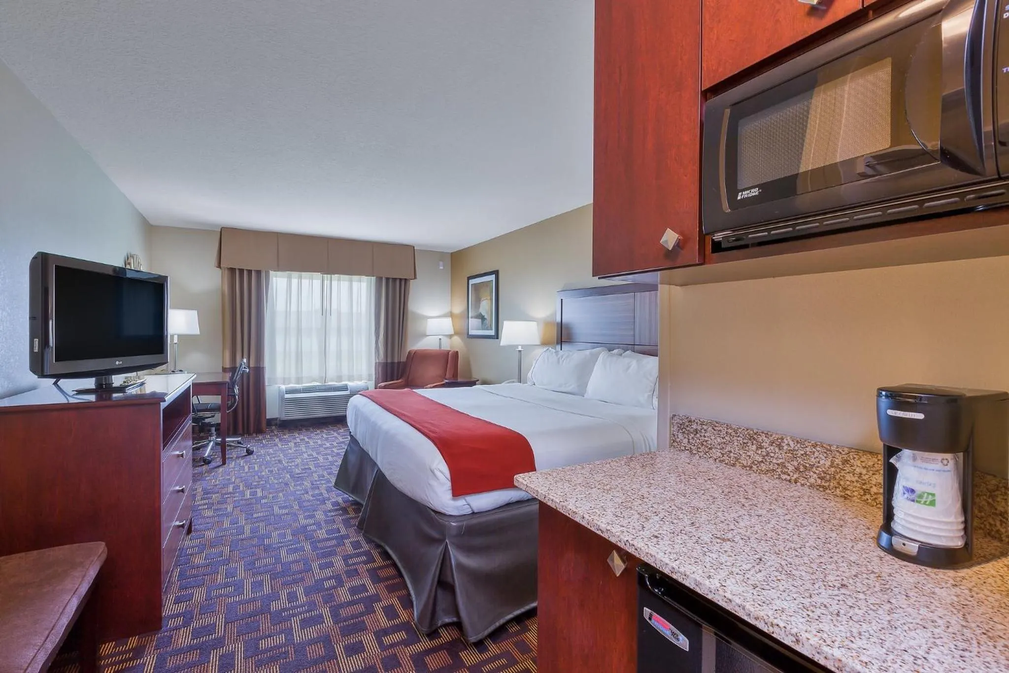 Photo of the whole room, Bed in Holiday Inn Express Hotel & Suites Salina by IHG