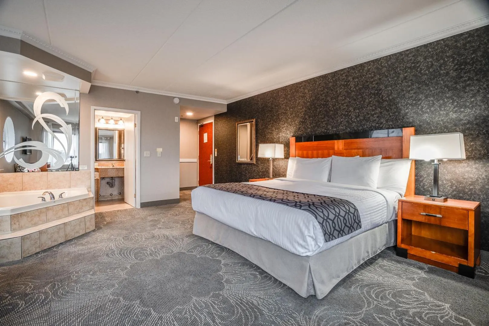 Bed in Monte Carlo Inn Barrie - Newly Renovated