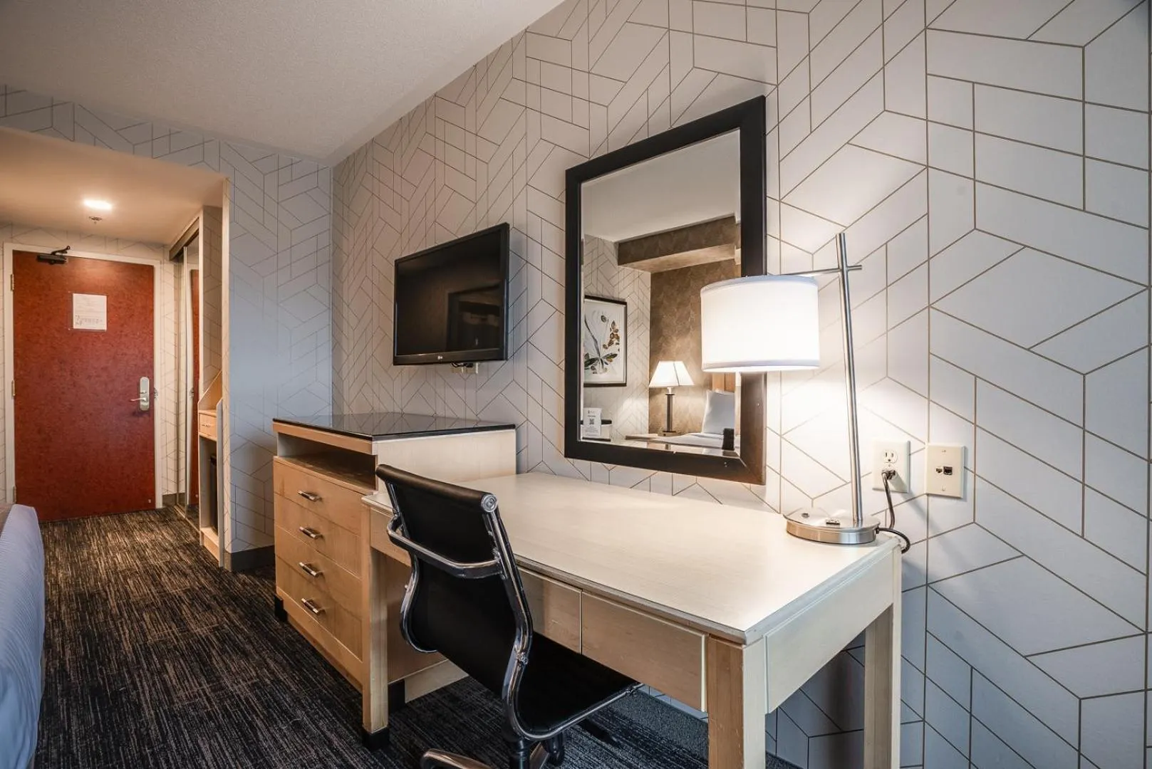 TV and multimedia in Monte Carlo Inn Barrie - Newly Renovated