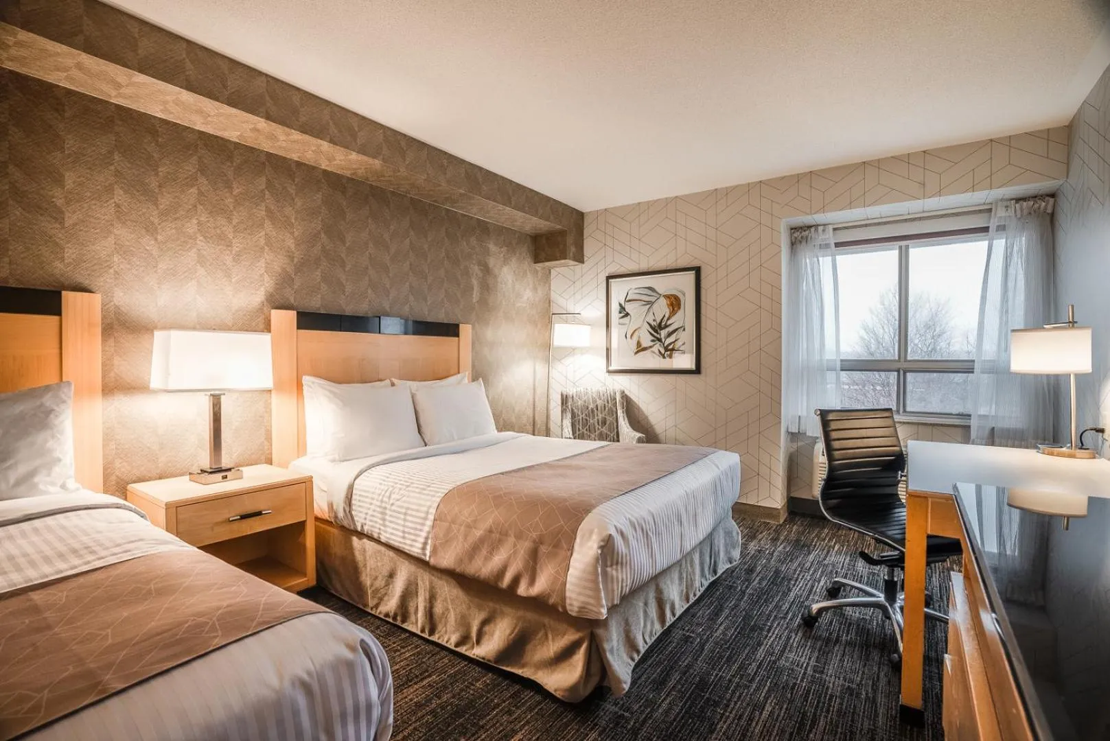 Bed in Monte Carlo Inn Barrie - Newly Renovated