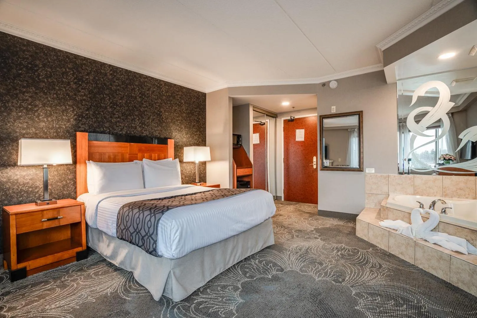 Bed in Monte Carlo Inn Barrie - Newly Renovated