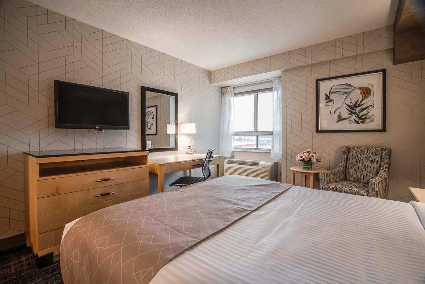 Photo of the whole room, Bed in Monte Carlo Inn Barrie - Newly Renovated