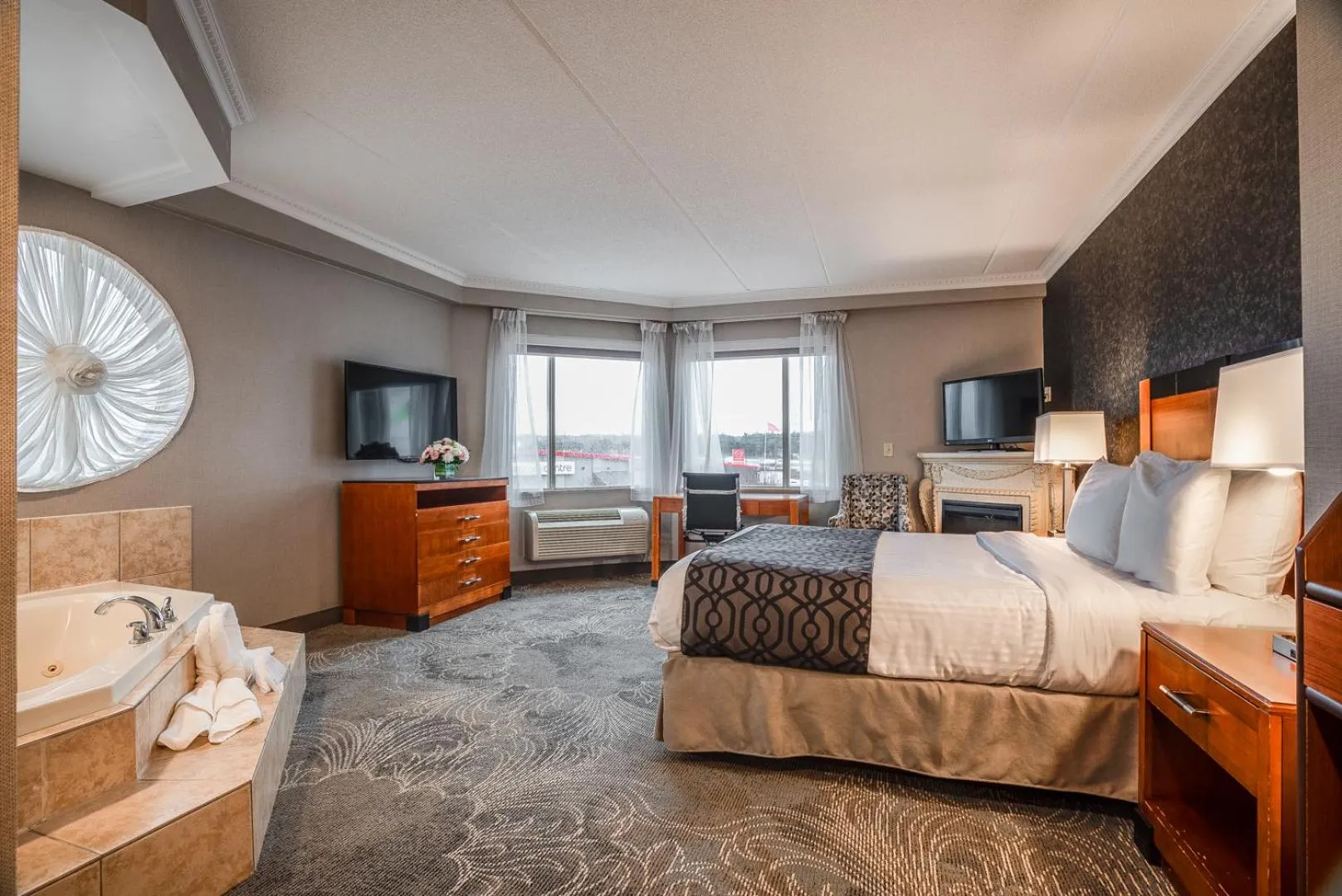 Bed in Monte Carlo Inn Barrie - Newly Renovated