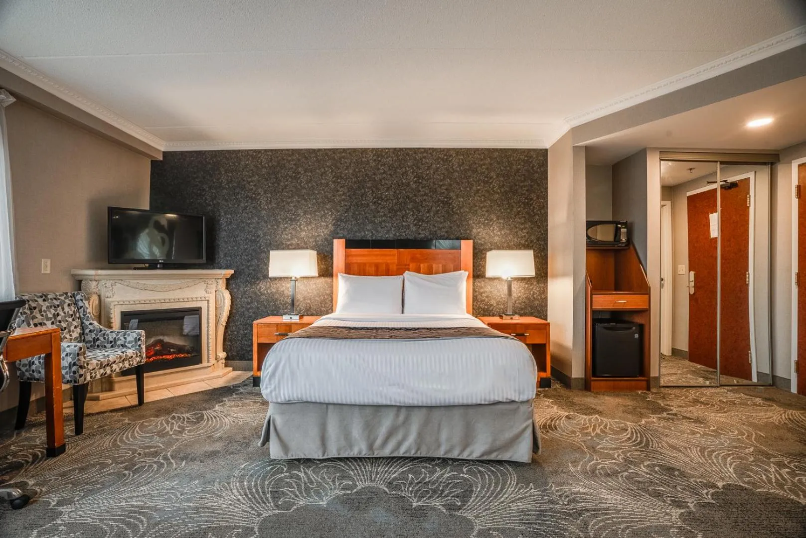 Bed in Monte Carlo Inn Barrie - Newly Renovated