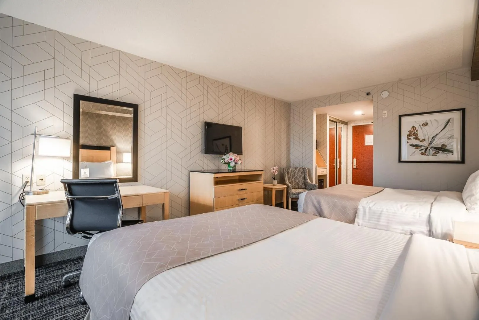 TV and multimedia, Bed in Monte Carlo Inn Barrie - Newly Renovated