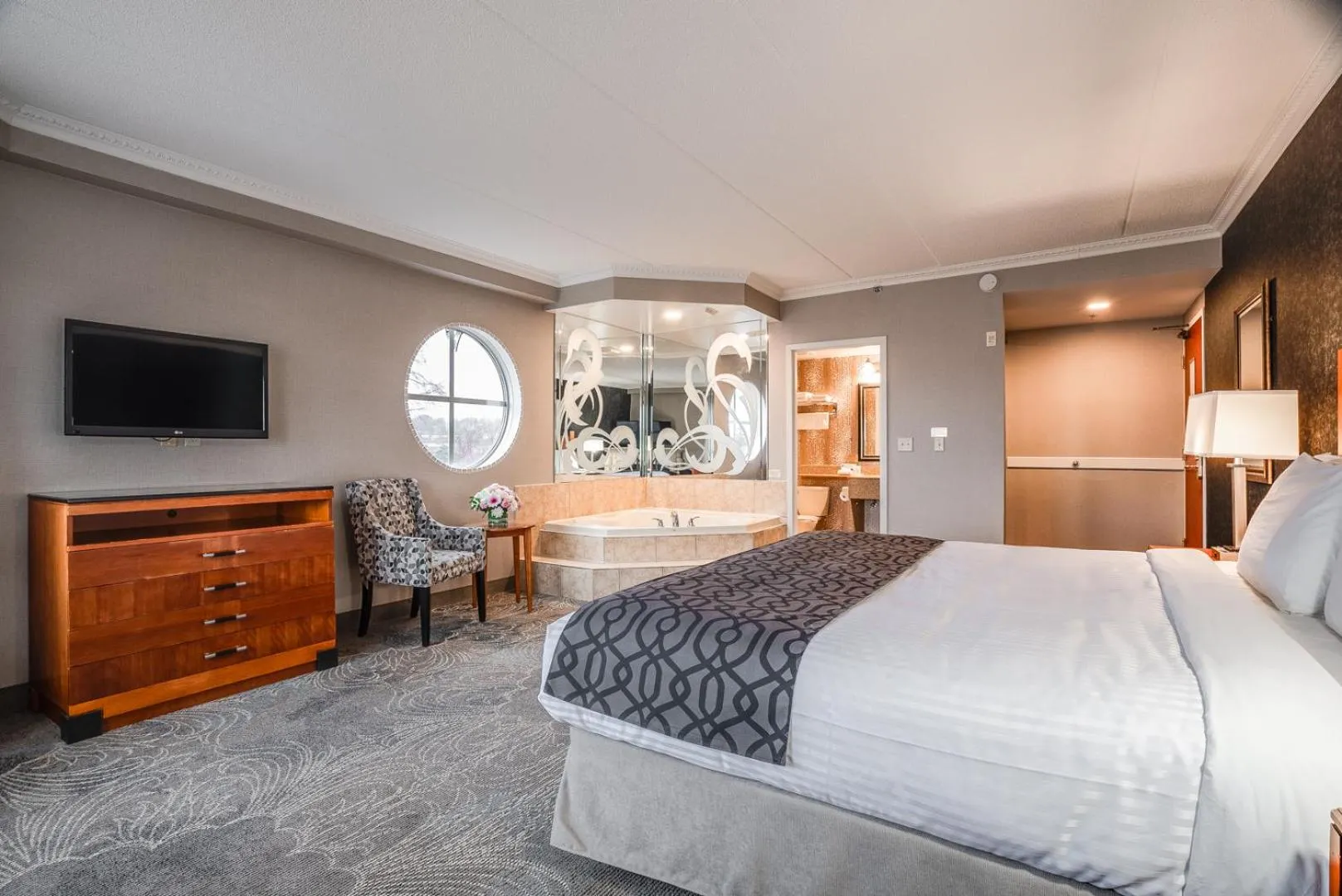 Bed in Monte Carlo Inn Barrie - Newly Renovated