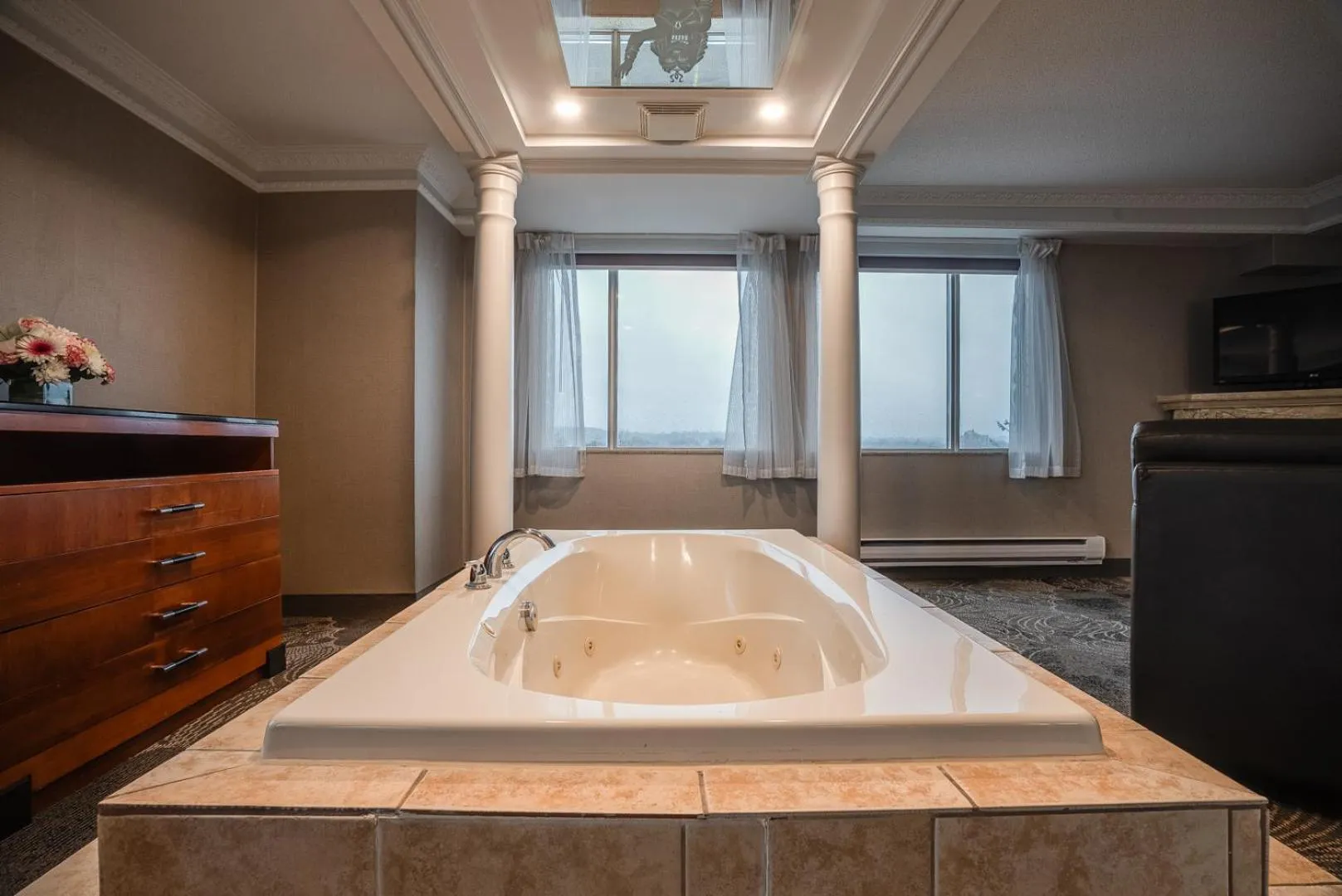 Bath in Monte Carlo Inn Barrie - Newly Renovated