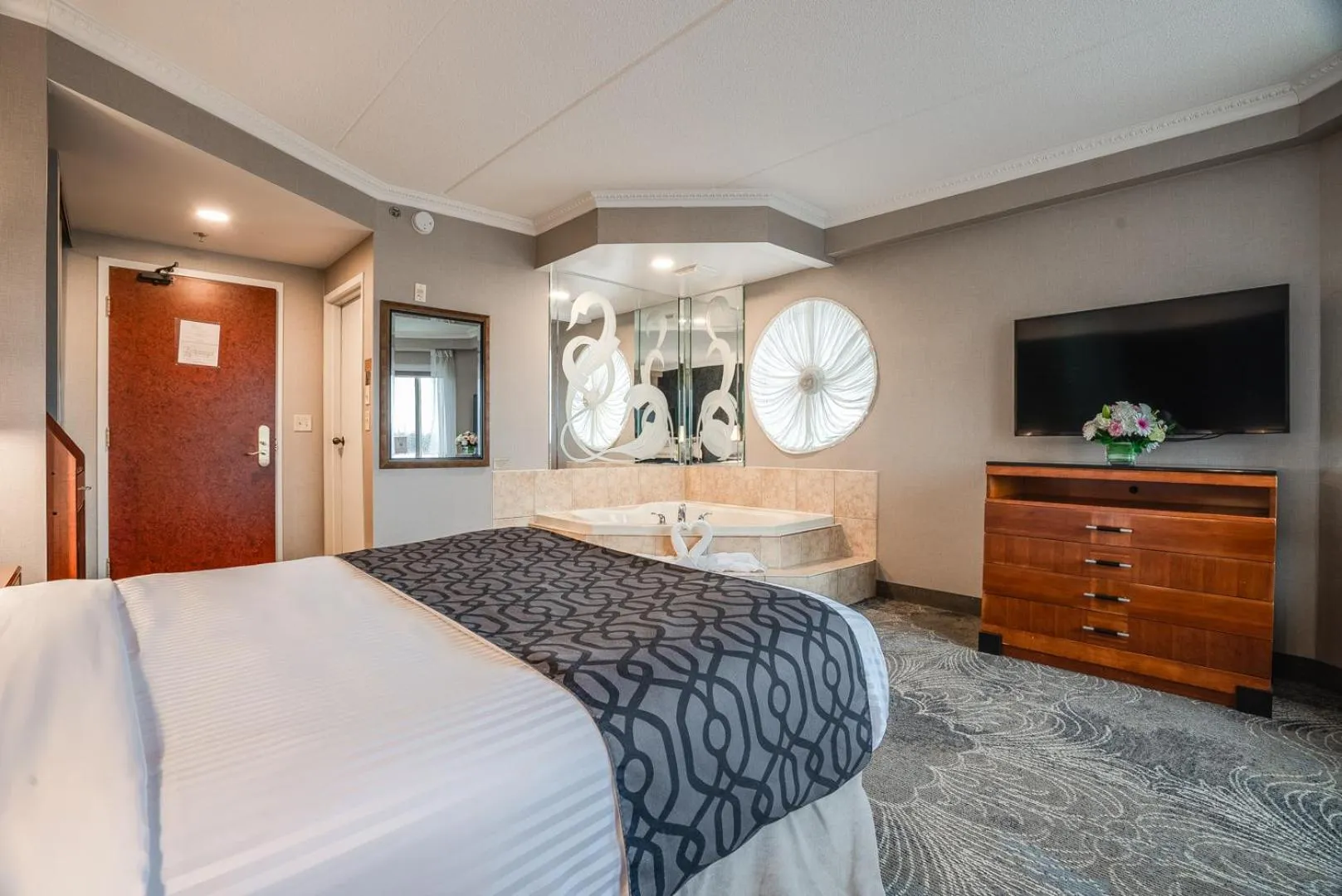 Bed in Monte Carlo Inn Barrie - Newly Renovated