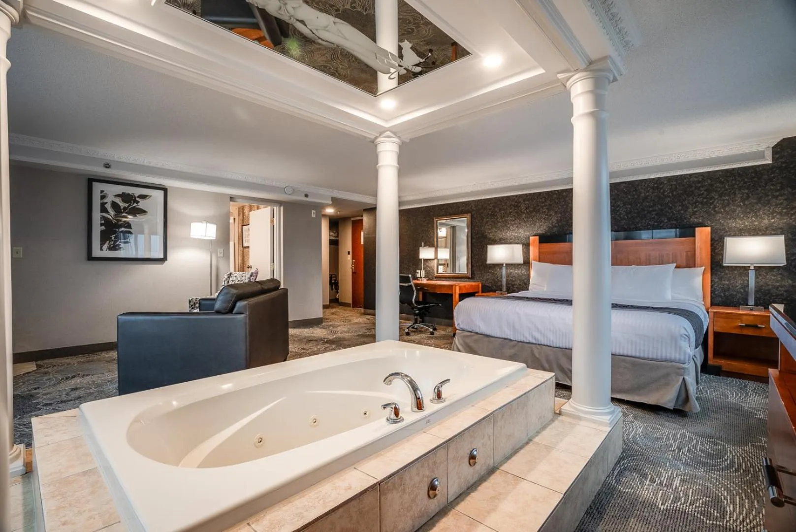 Photo of the whole room, Bed in Monte Carlo Inn Barrie - Newly Renovated