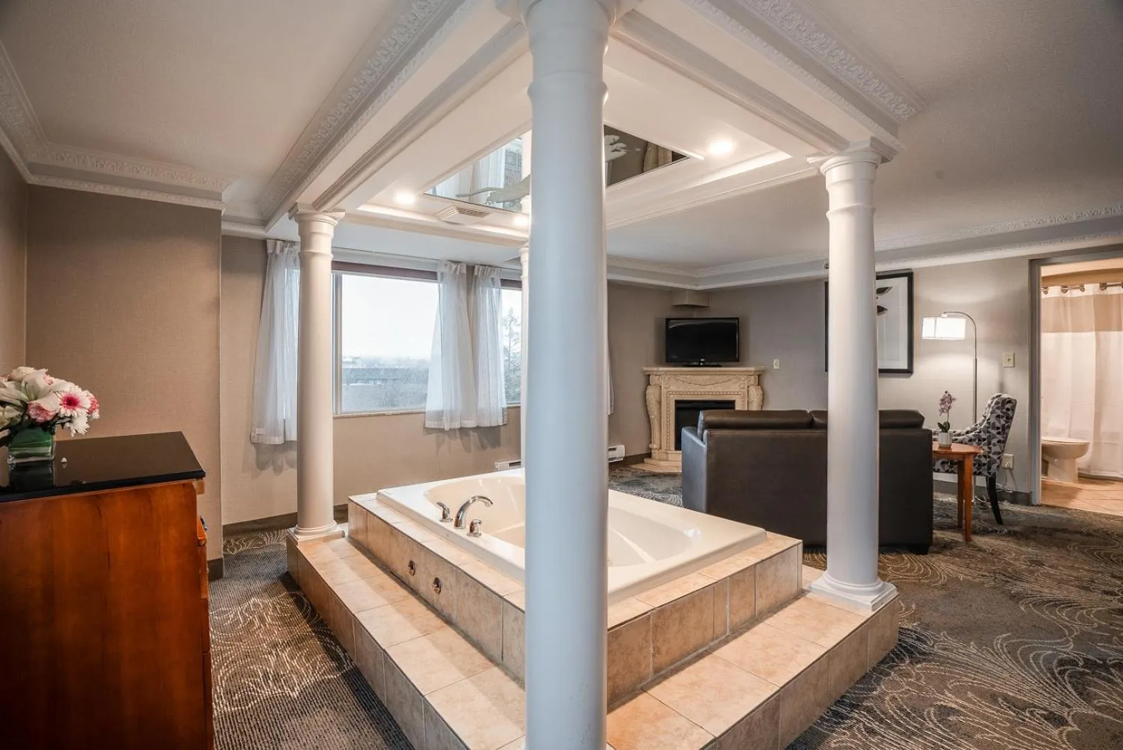 Photo of the whole room, Bed in Monte Carlo Inn Barrie - Newly Renovated