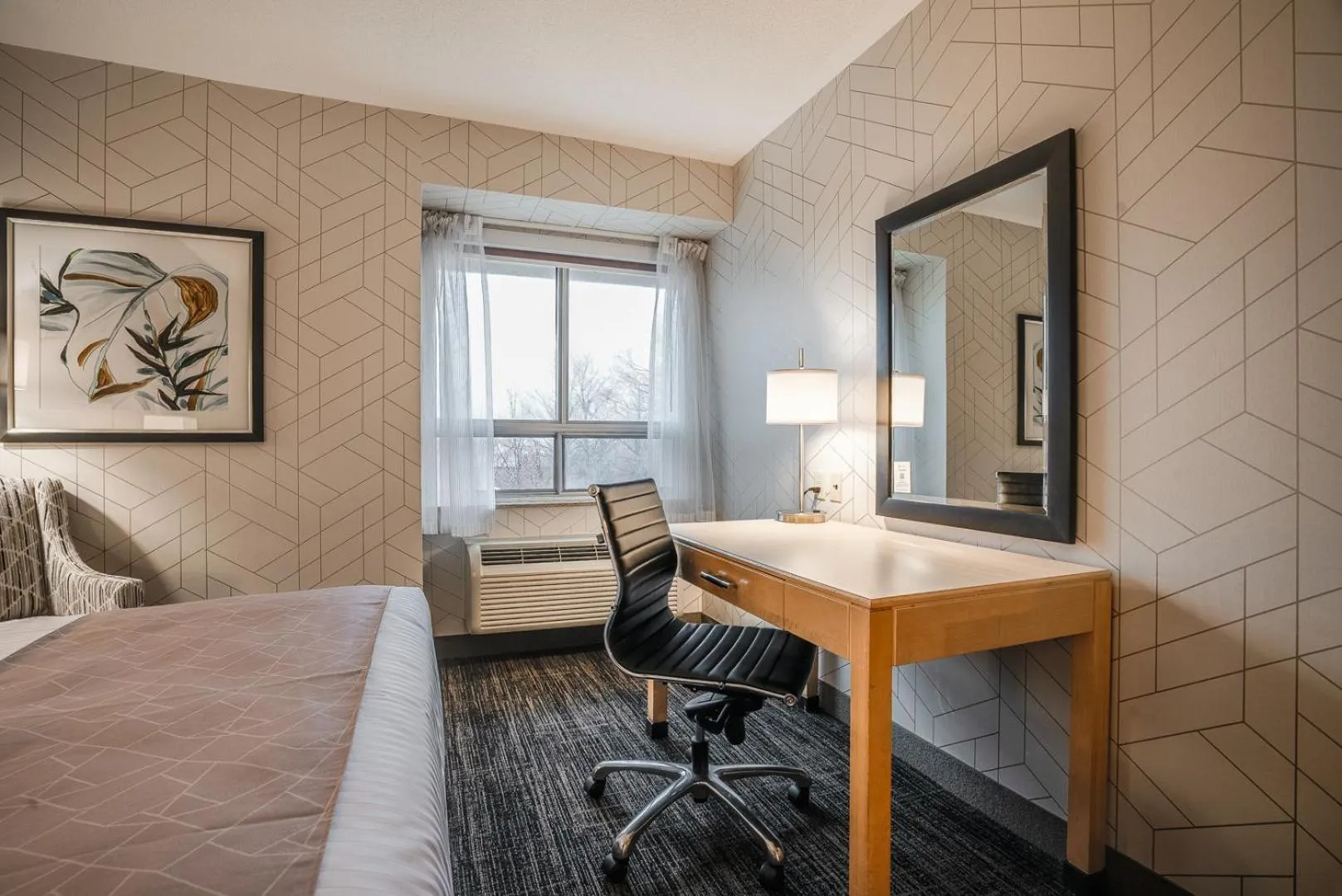 Seating area, Bed in Monte Carlo Inn Barrie - Newly Renovated