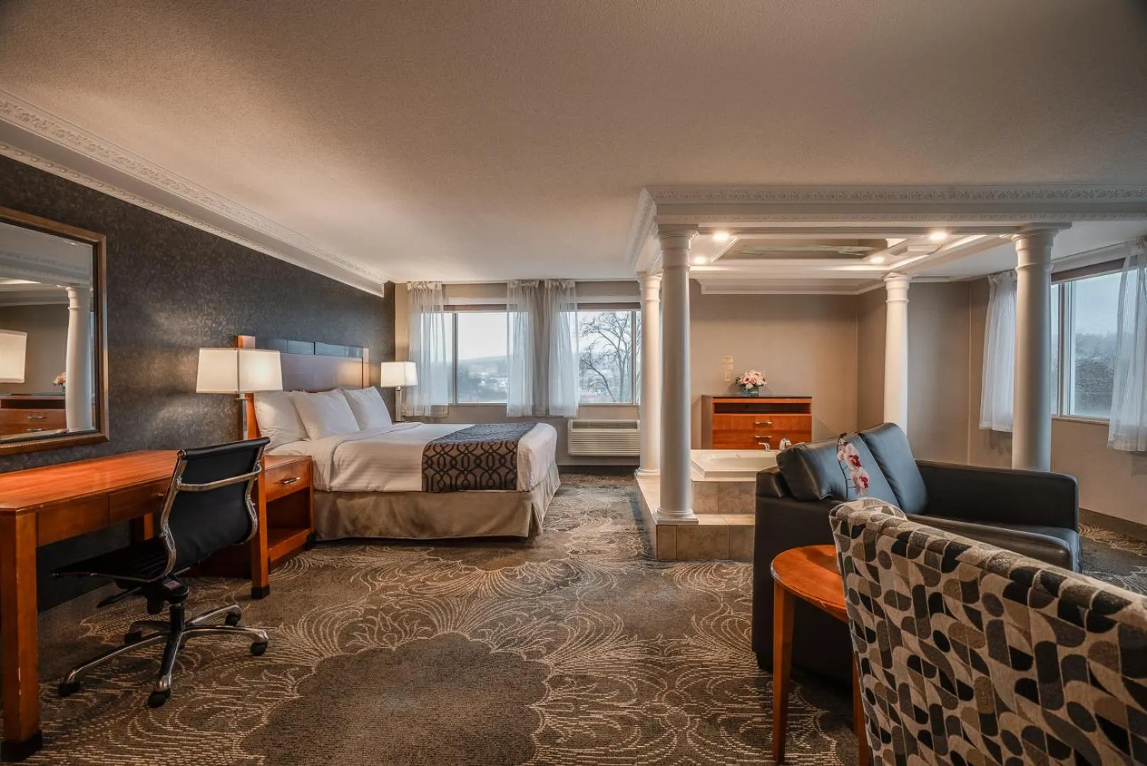 Bed in Monte Carlo Inn Barrie - Newly Renovated