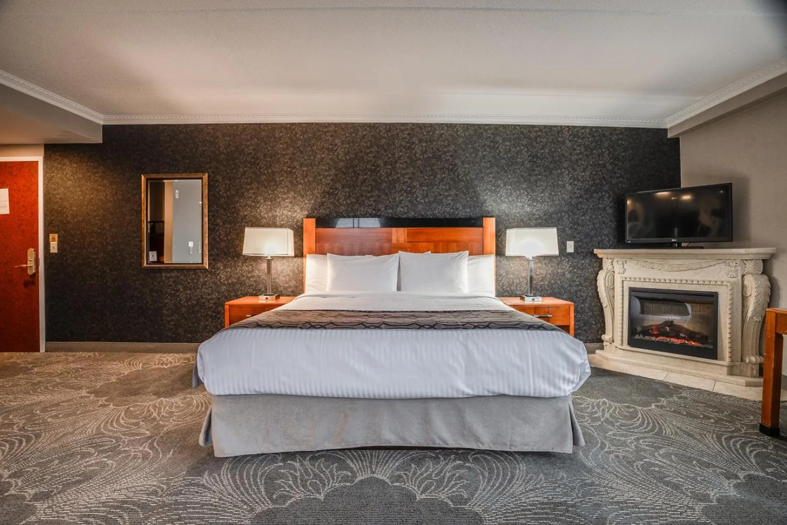 Bed in Monte Carlo Inn Barrie - Newly Renovated