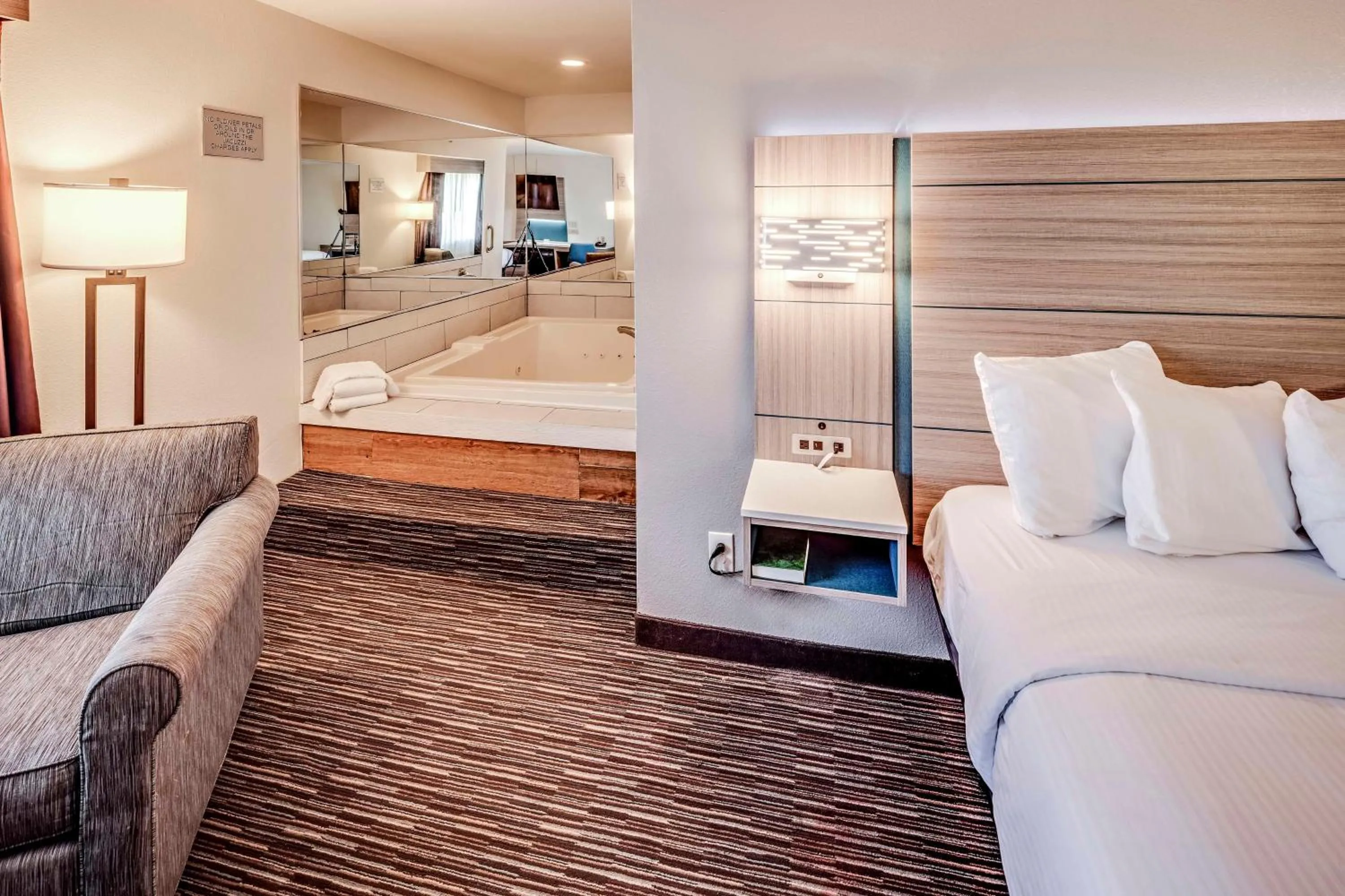 Bedroom, Bed in Best Western Port Columbus