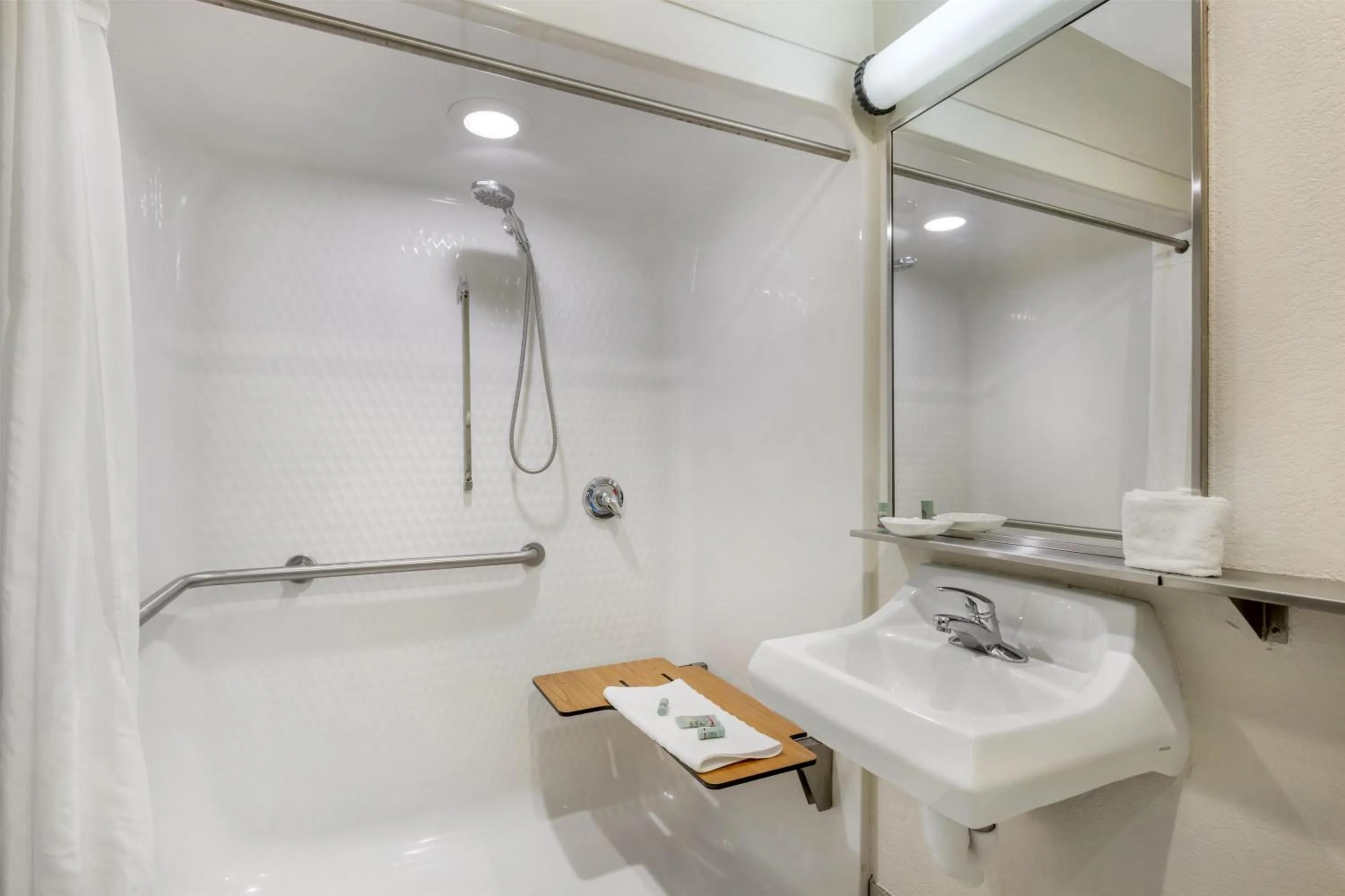 Bathroom in Best Western Port Columbus