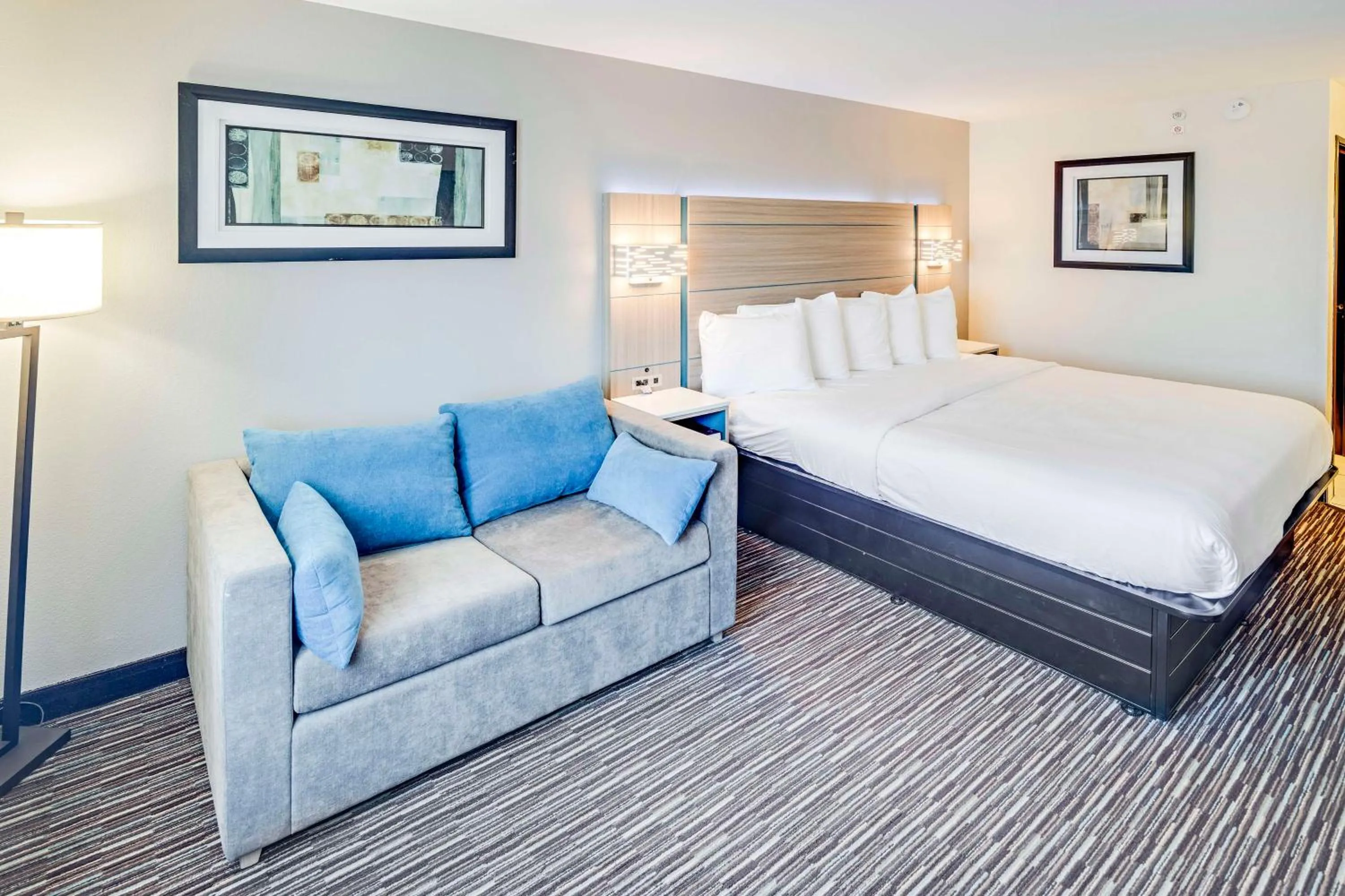 Bedroom, Bed in Best Western Port Columbus