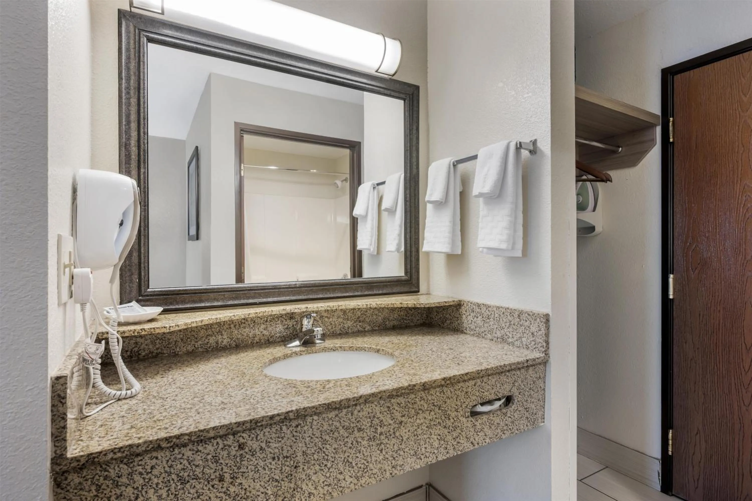 Bathroom in Best Western Port Columbus