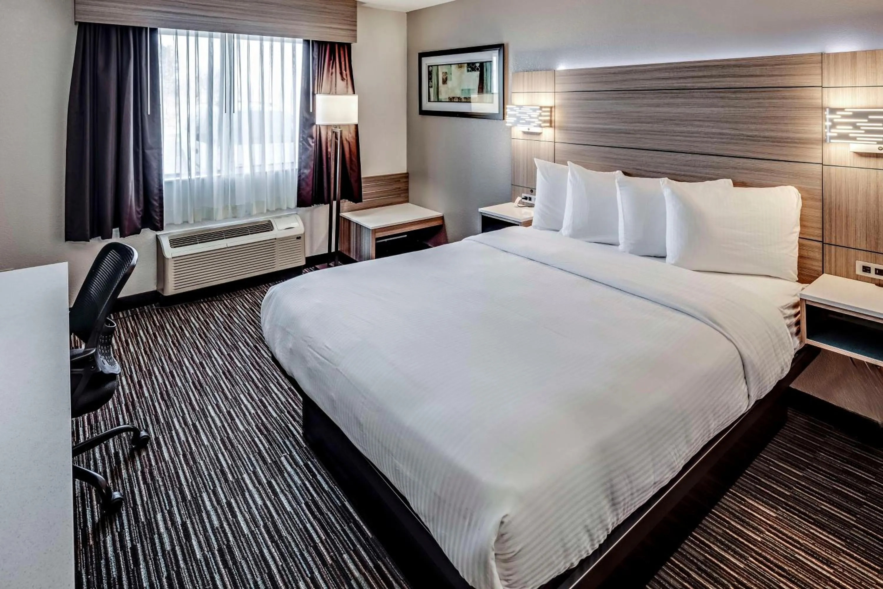 Bedroom, Bed in Best Western Port Columbus