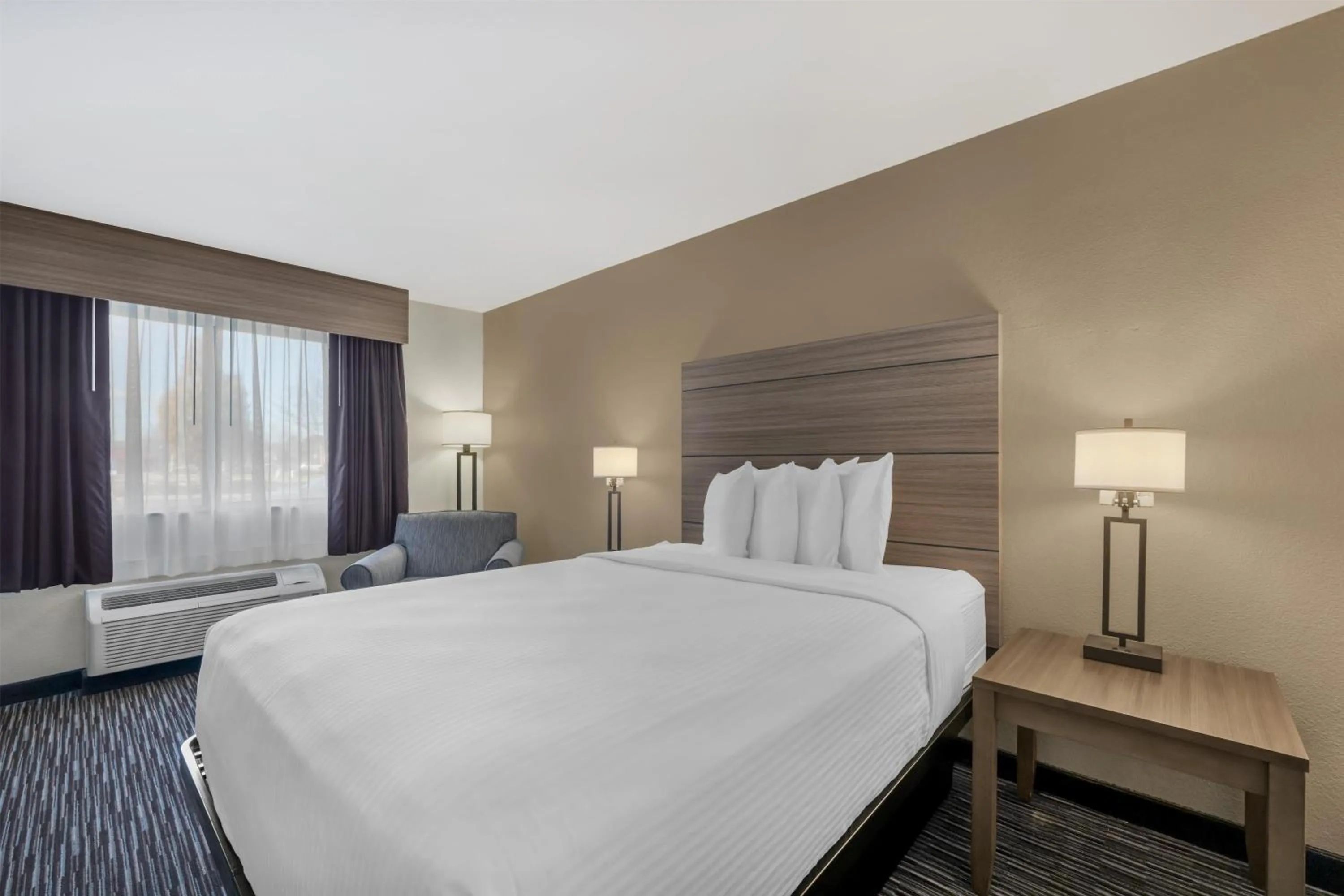 Bedroom, Bed in Best Western Port Columbus