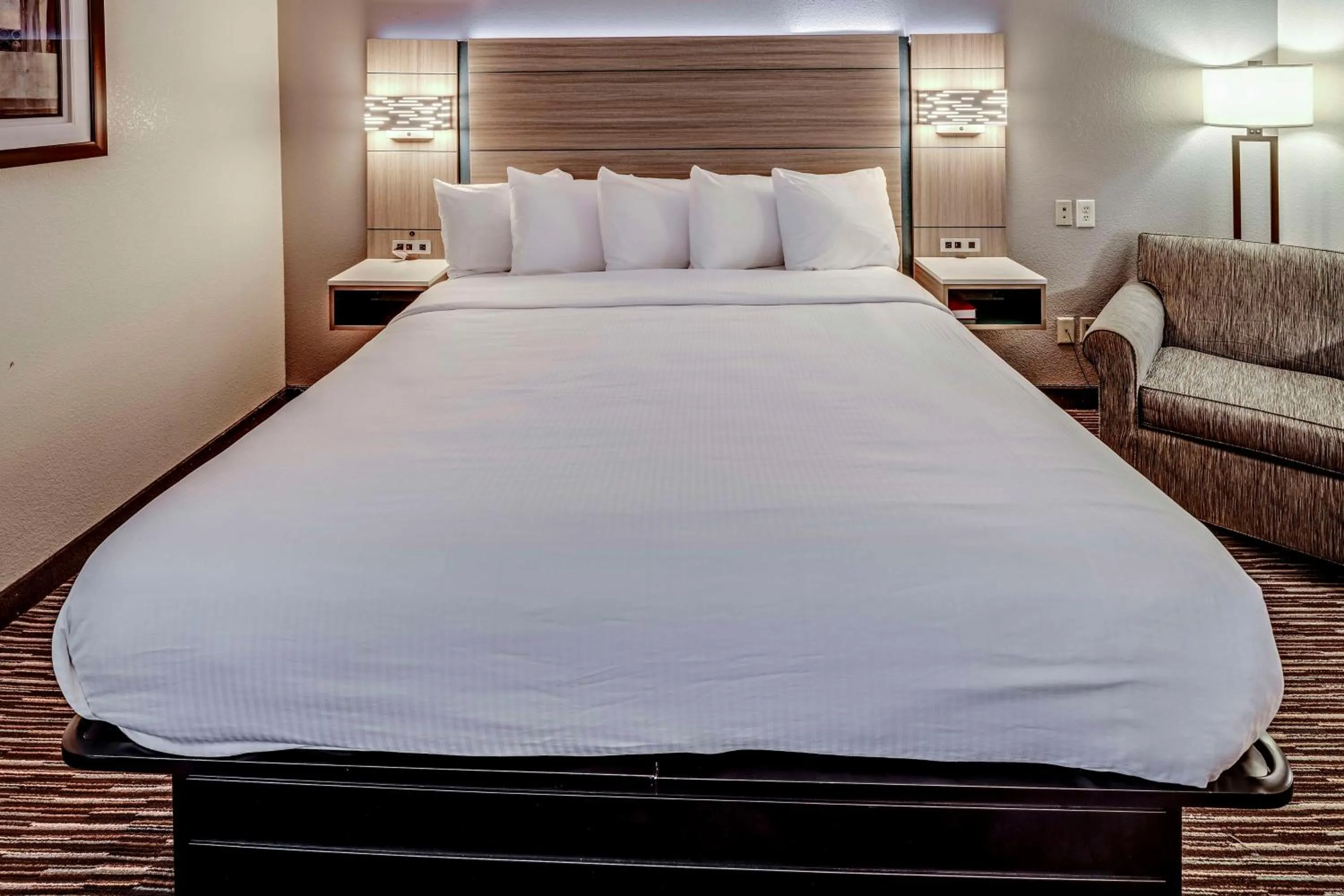 Bedroom, Bed in Best Western Port Columbus