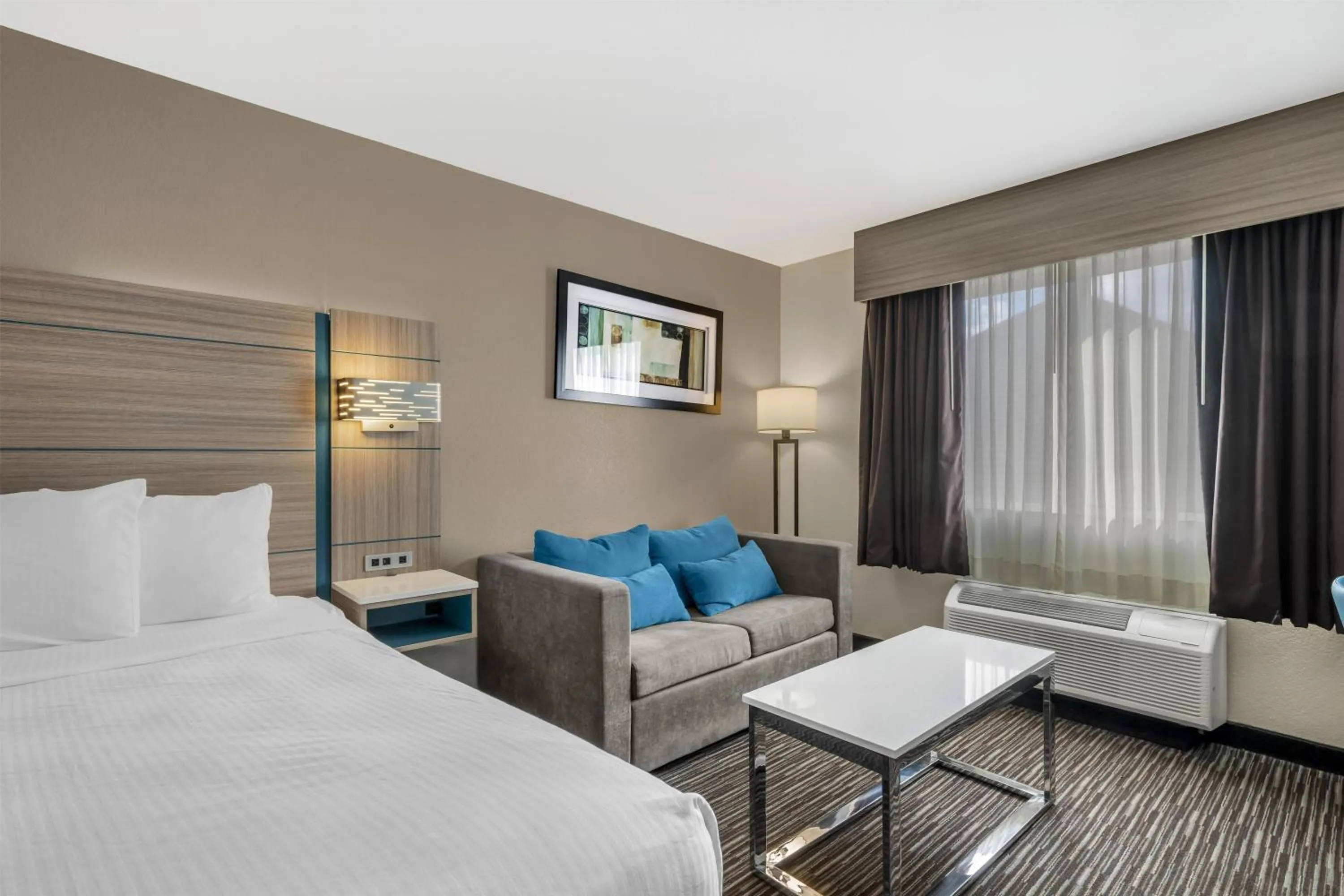 Bedroom, Bed in Best Western Port Columbus