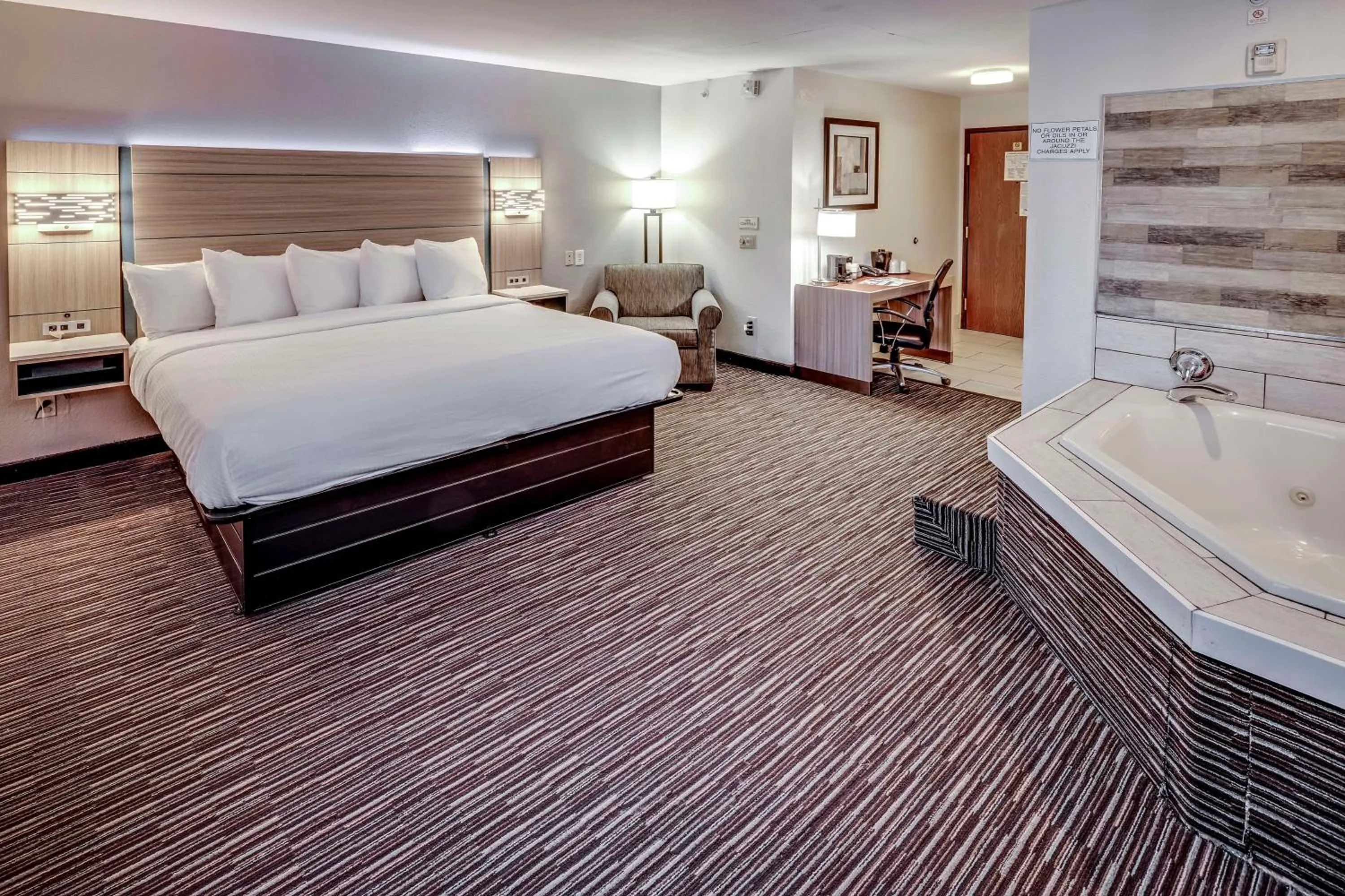 Bedroom, Bed in Best Western Port Columbus