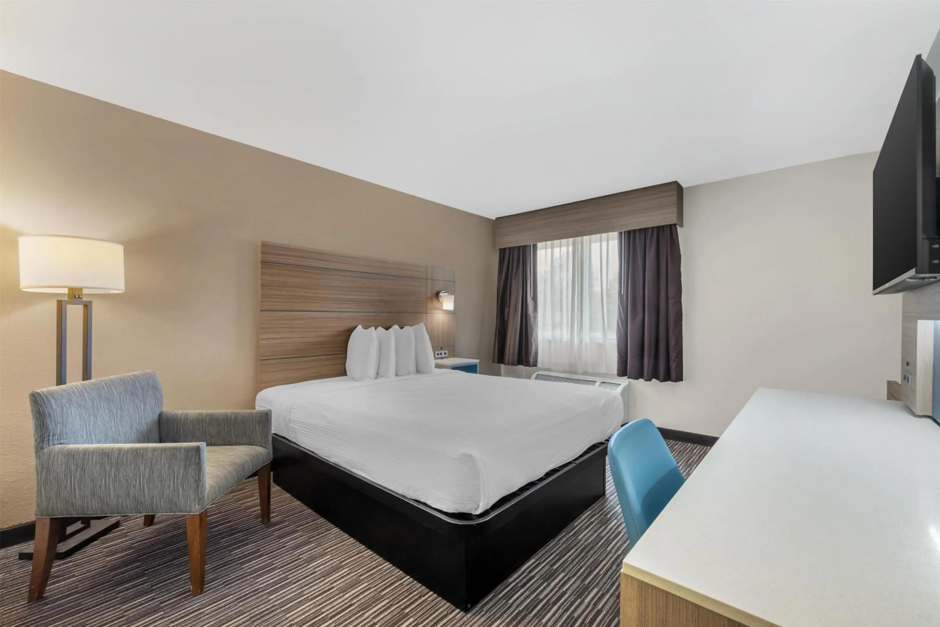 Bedroom, Bed in Best Western Port Columbus