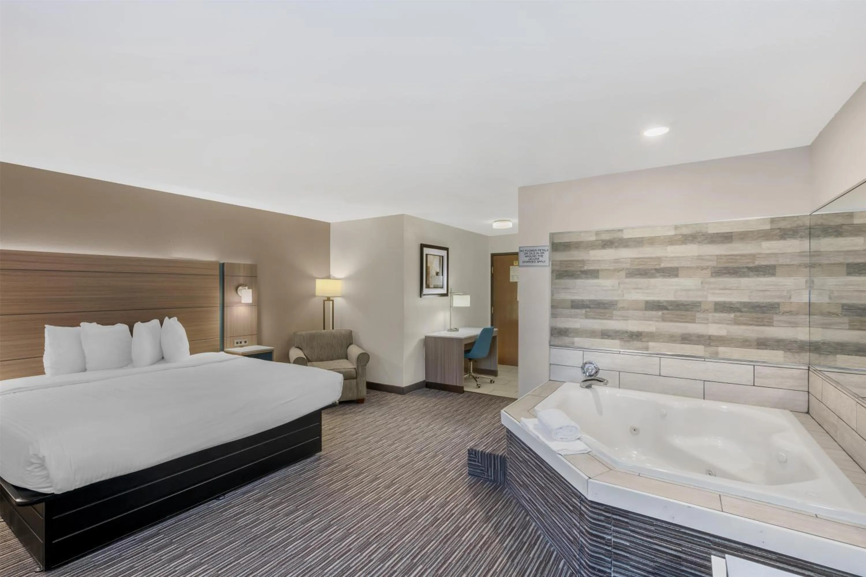 Bedroom, Bed in Best Western Port Columbus