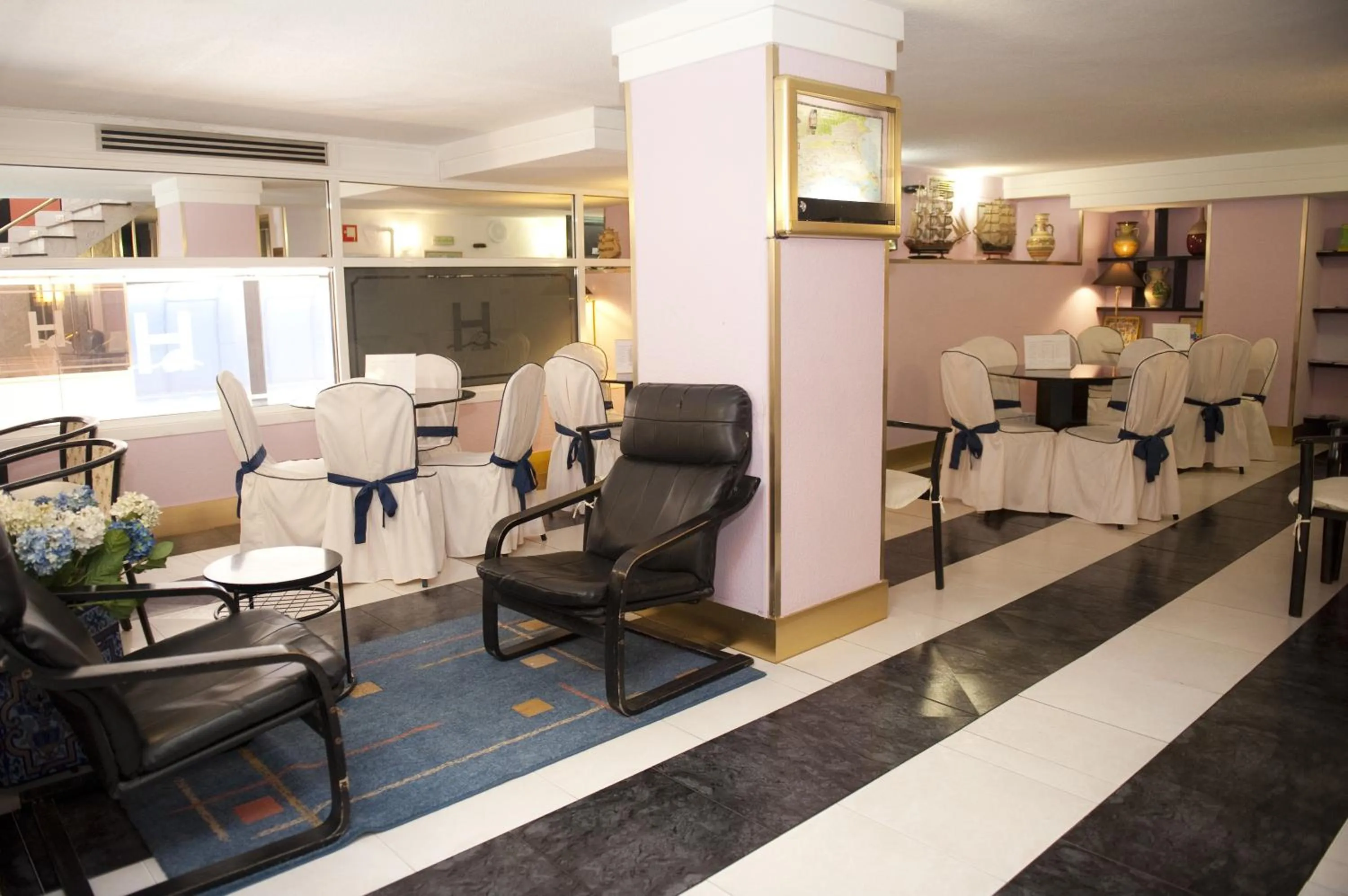 Communal lounge/ TV room in Hotel Arha Santander