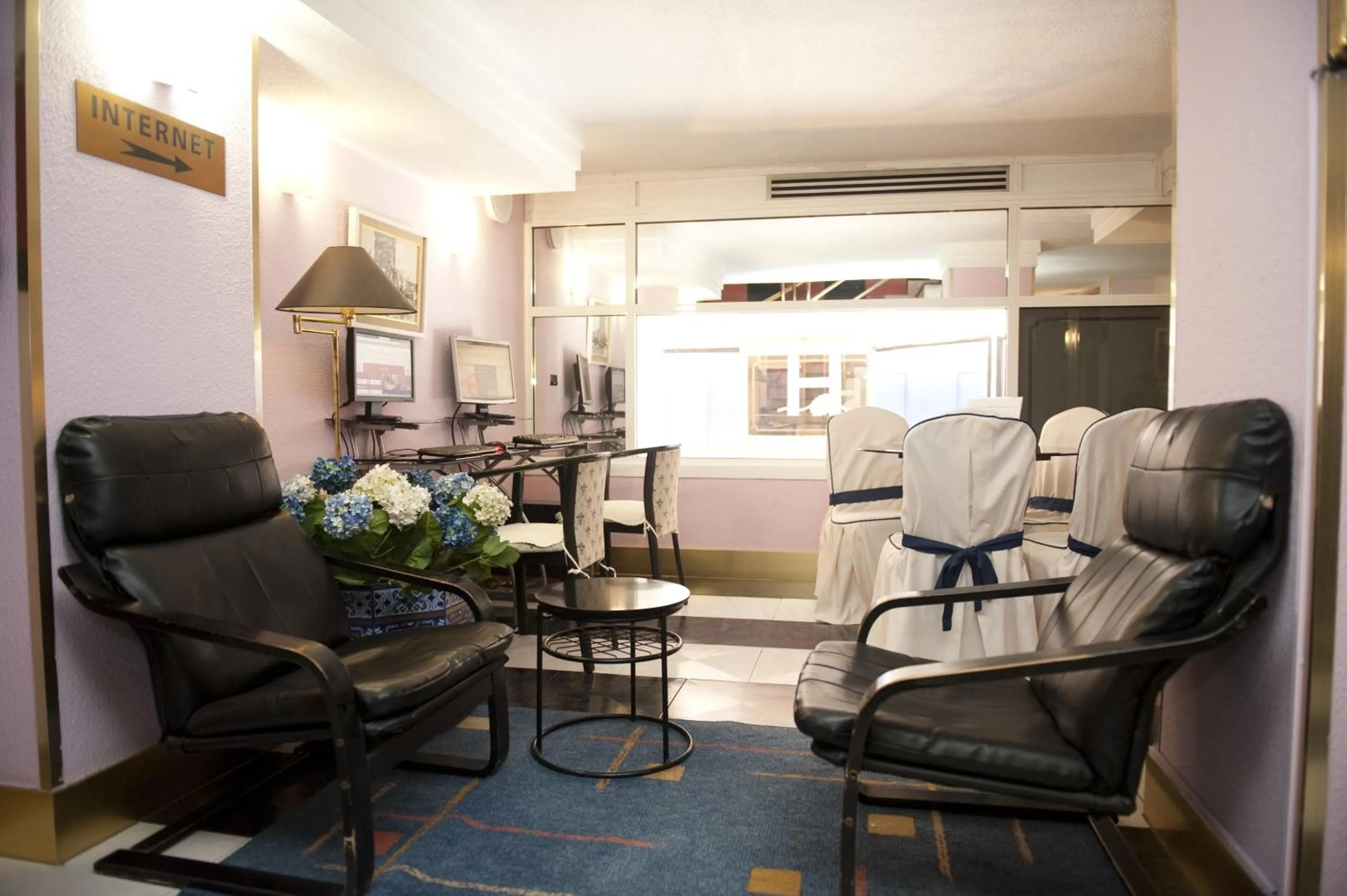 Communal lounge/ TV room in Hotel Arha Santander