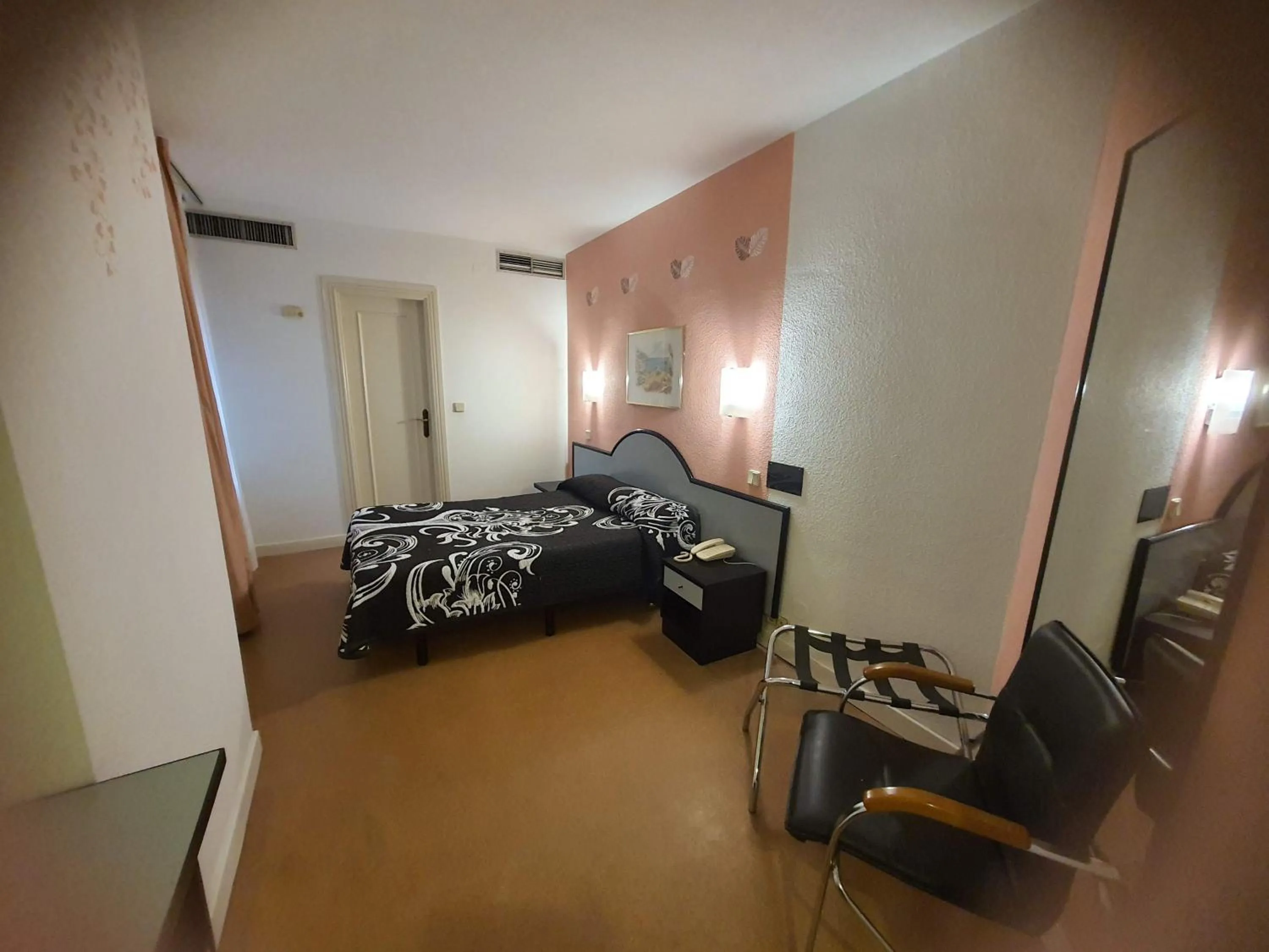 Bedroom, Bed in Hotel Arha Santander