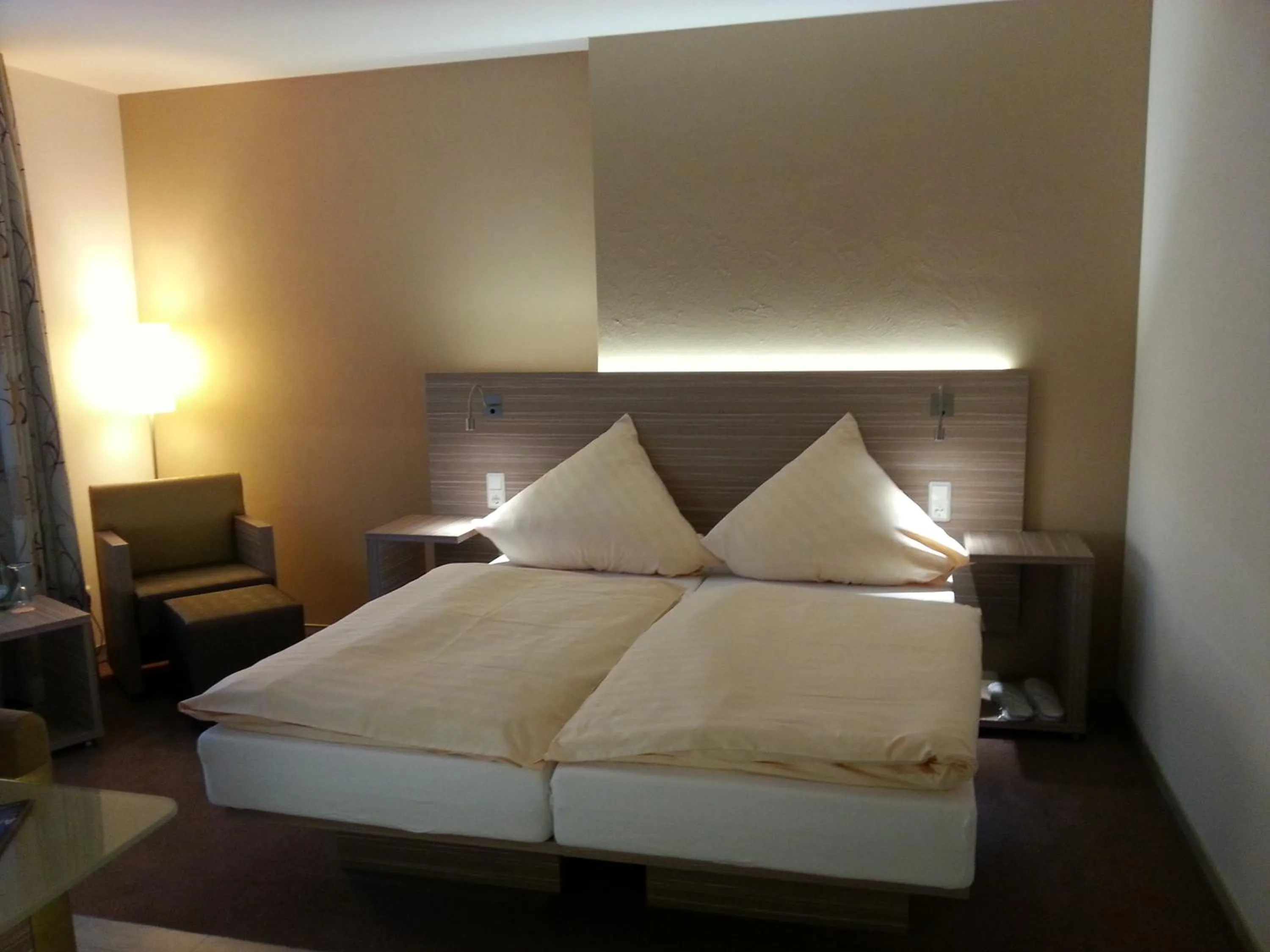 Bedroom, Bed in Hotel Restaurant Itzumer Paß