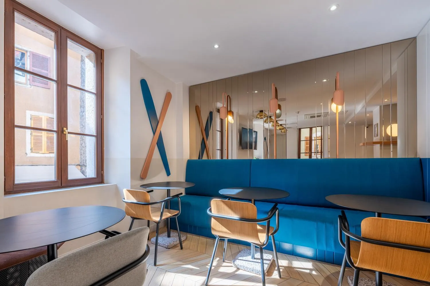 Communal lounge/ TV room in Hôtel du Palais de l'Isle