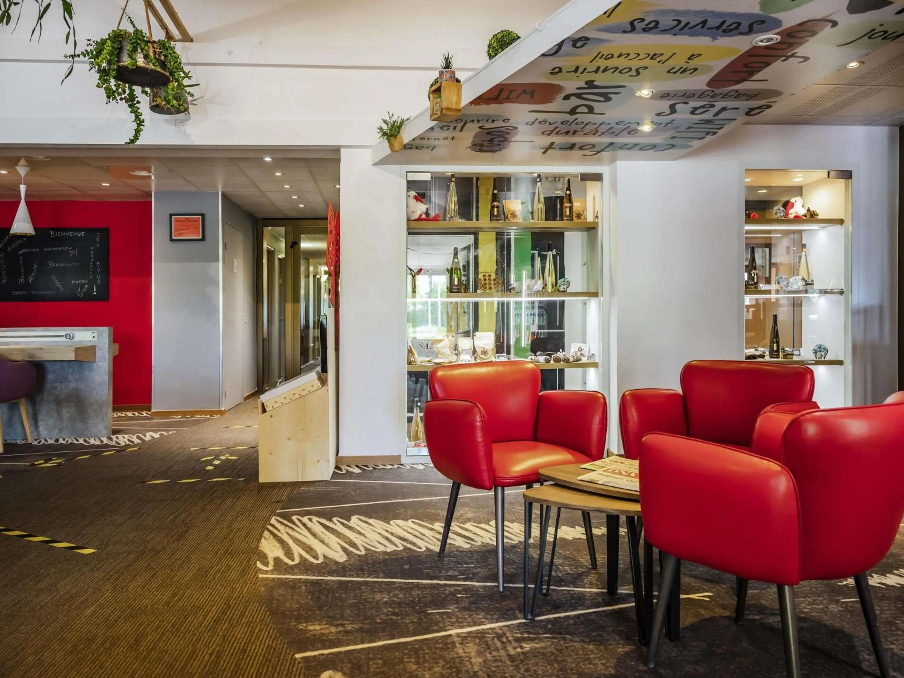 Lounge or bar in ibis Colmar Est - Hotel Restaurant en Alsace