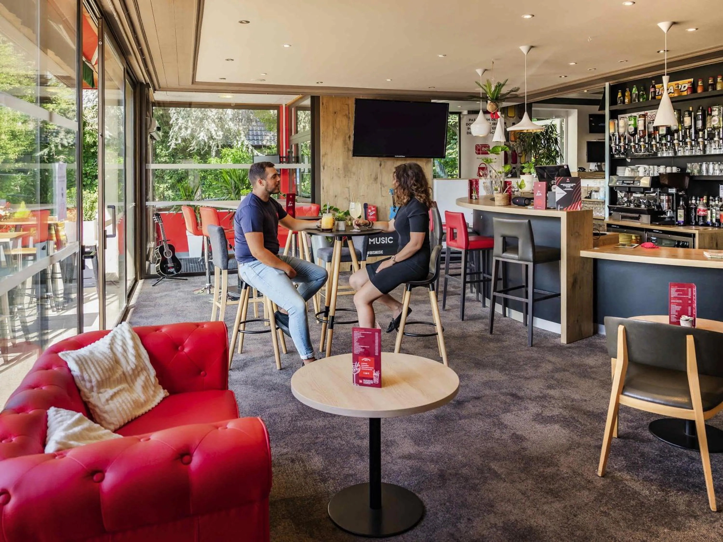 Lounge or bar in ibis Colmar Est - Hotel Restaurant en Alsace